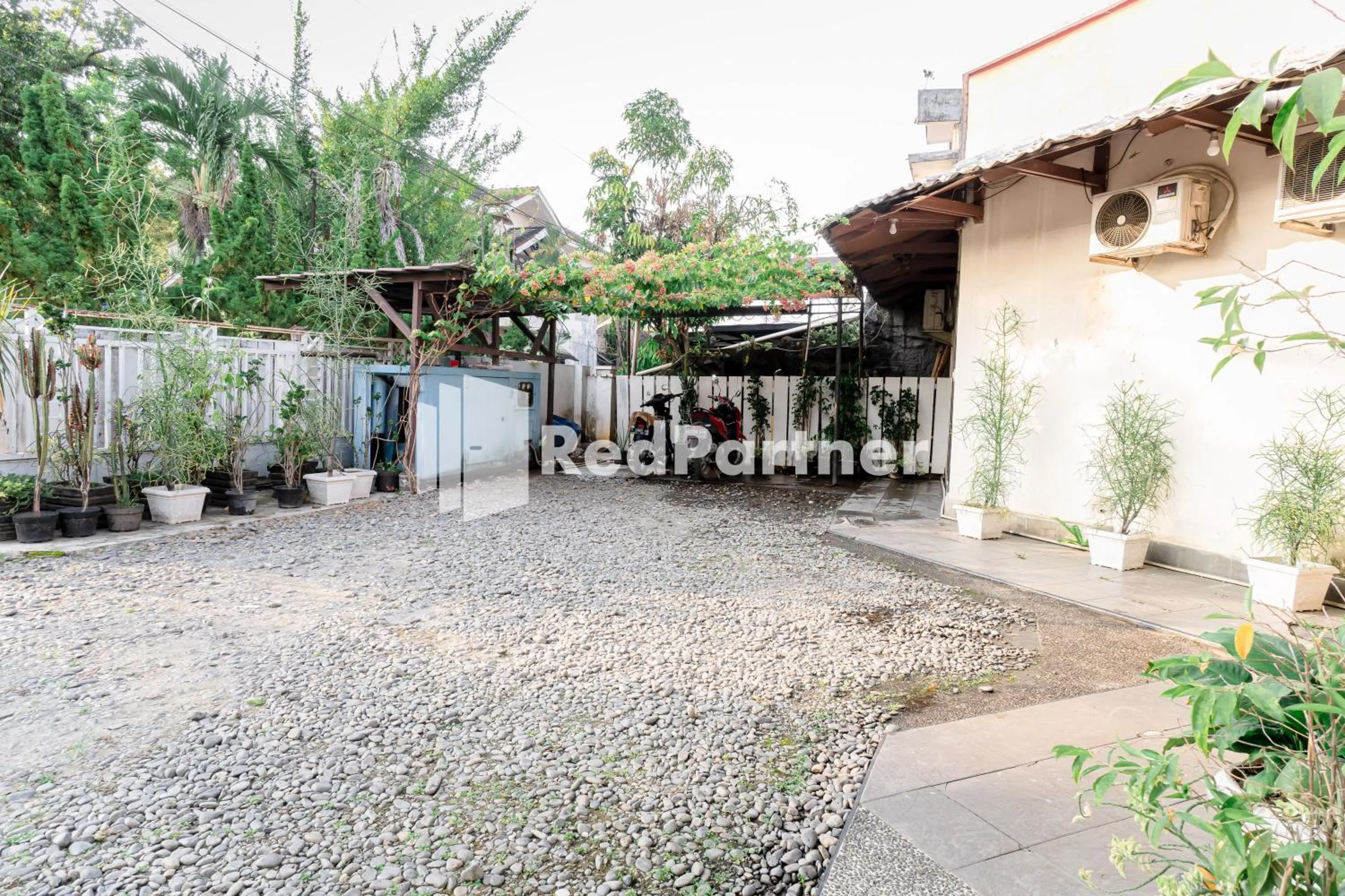 Property building in Cherry Pink Hotel Medan Mitra RedDoorz