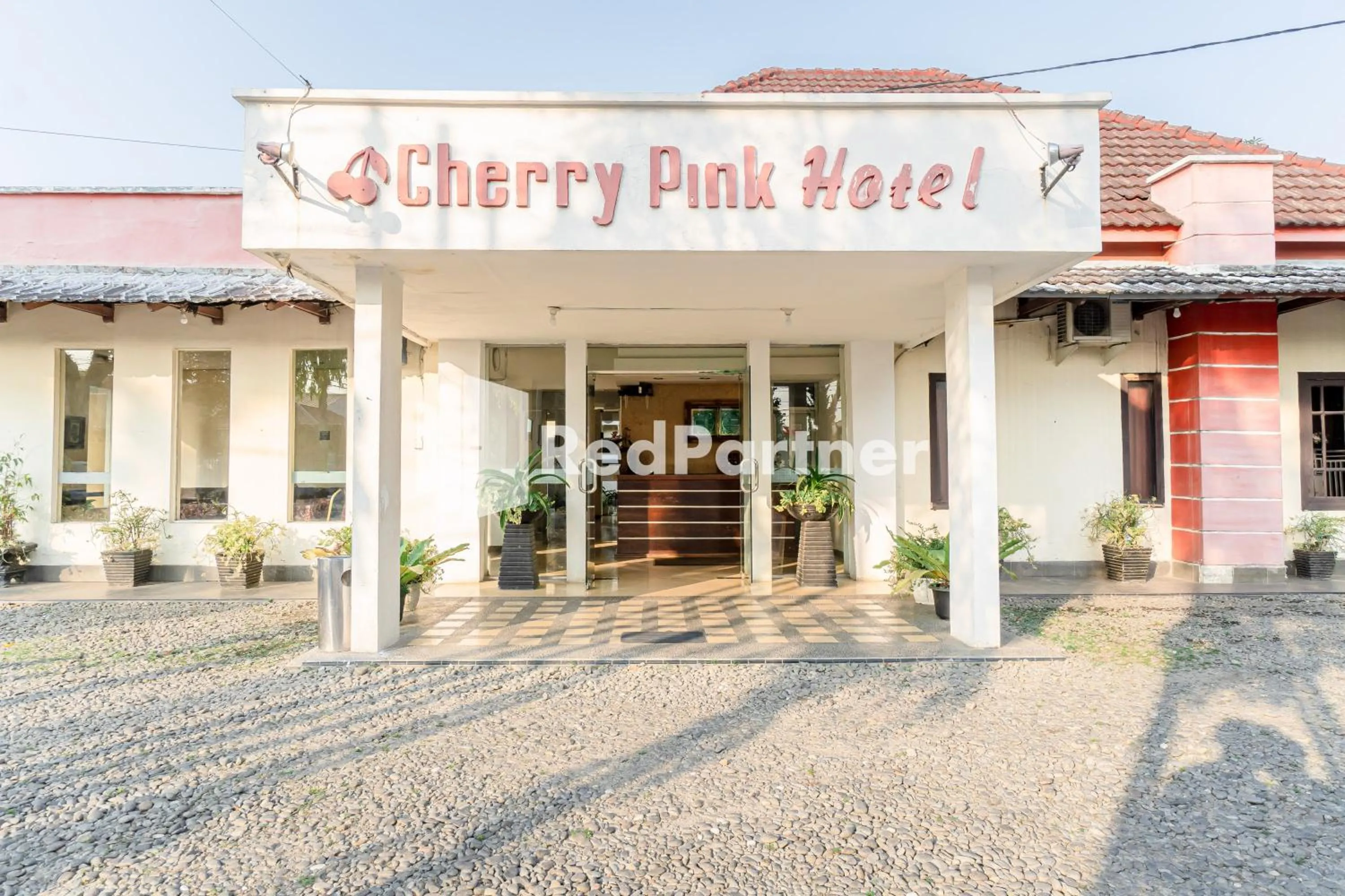 Property building in Cherry Pink Hotel Medan Mitra RedDoorz