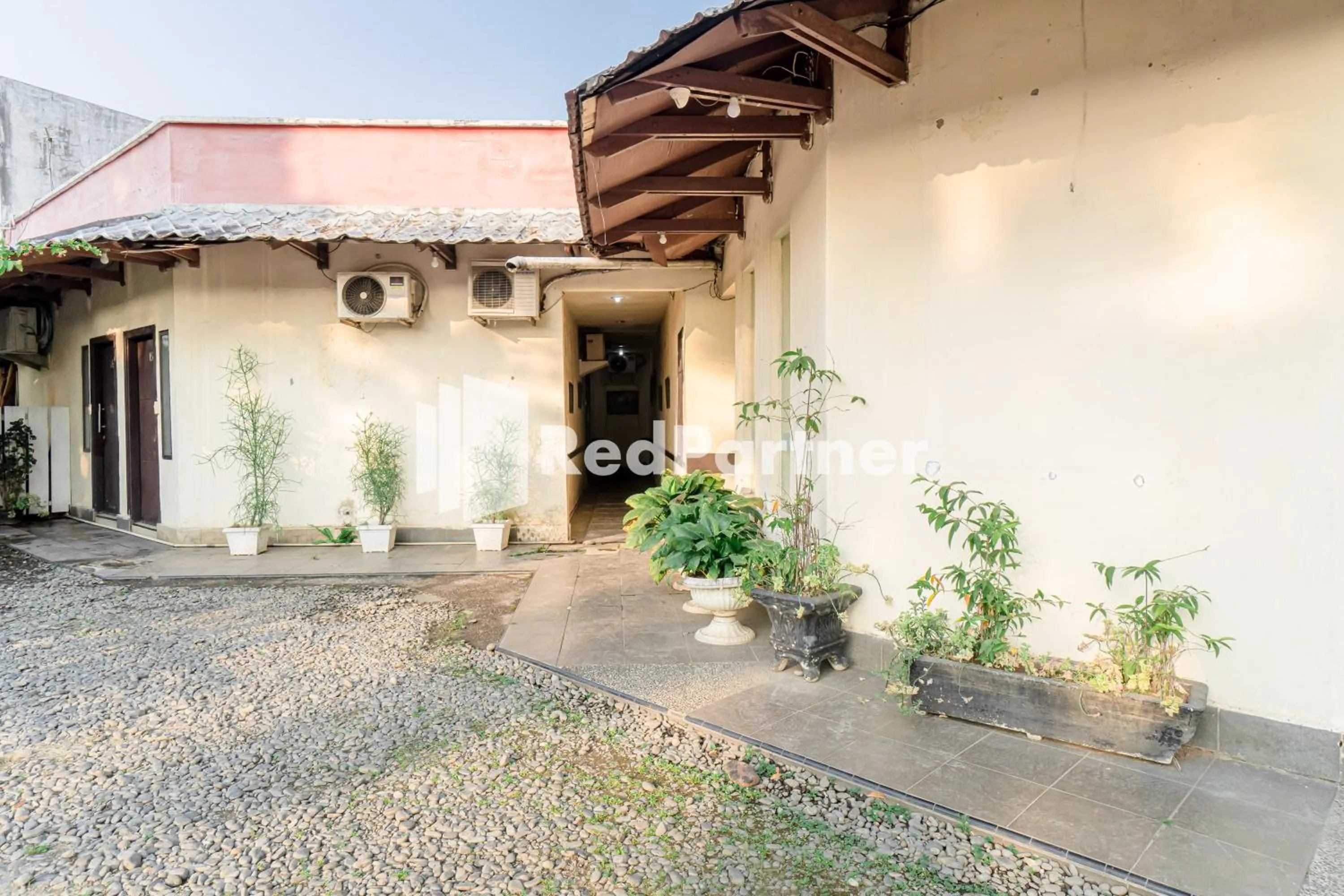 Property building in Cherry Pink Hotel Medan Mitra RedDoorz