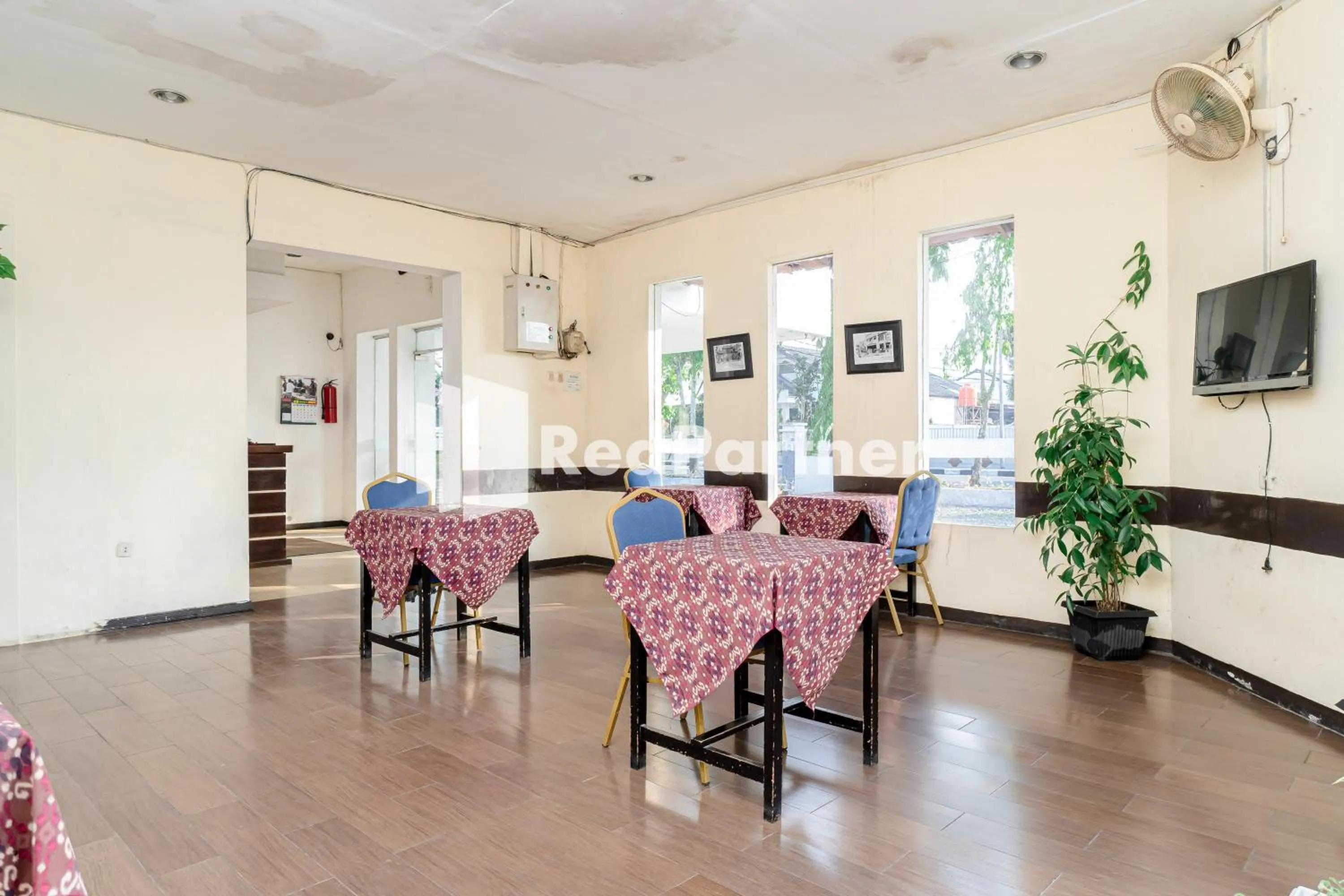 Seating area in Cherry Pink Hotel Medan Mitra RedDoorz