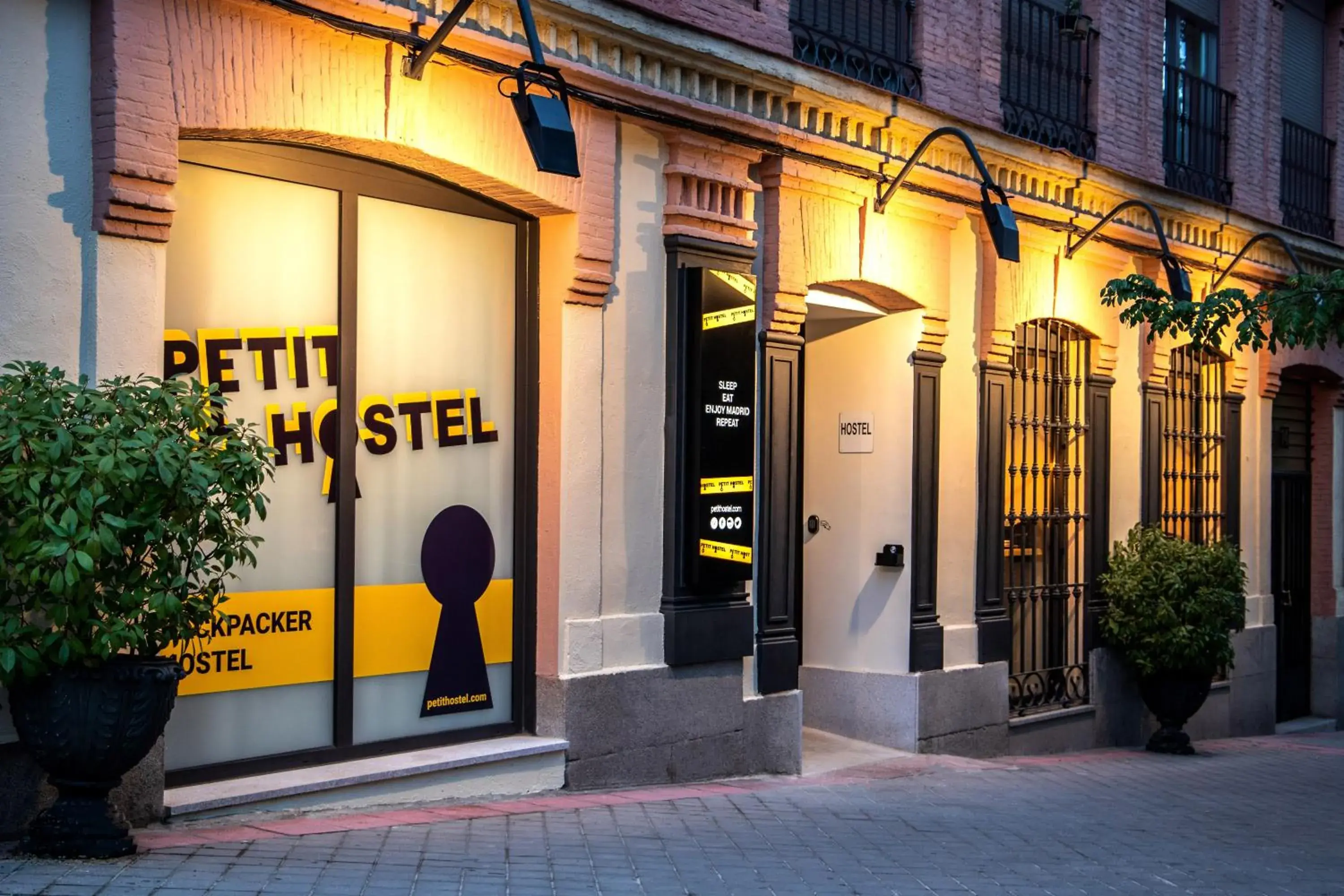 Property building in Petit Hostel La Latina Property building in Petit Hostel La Latina