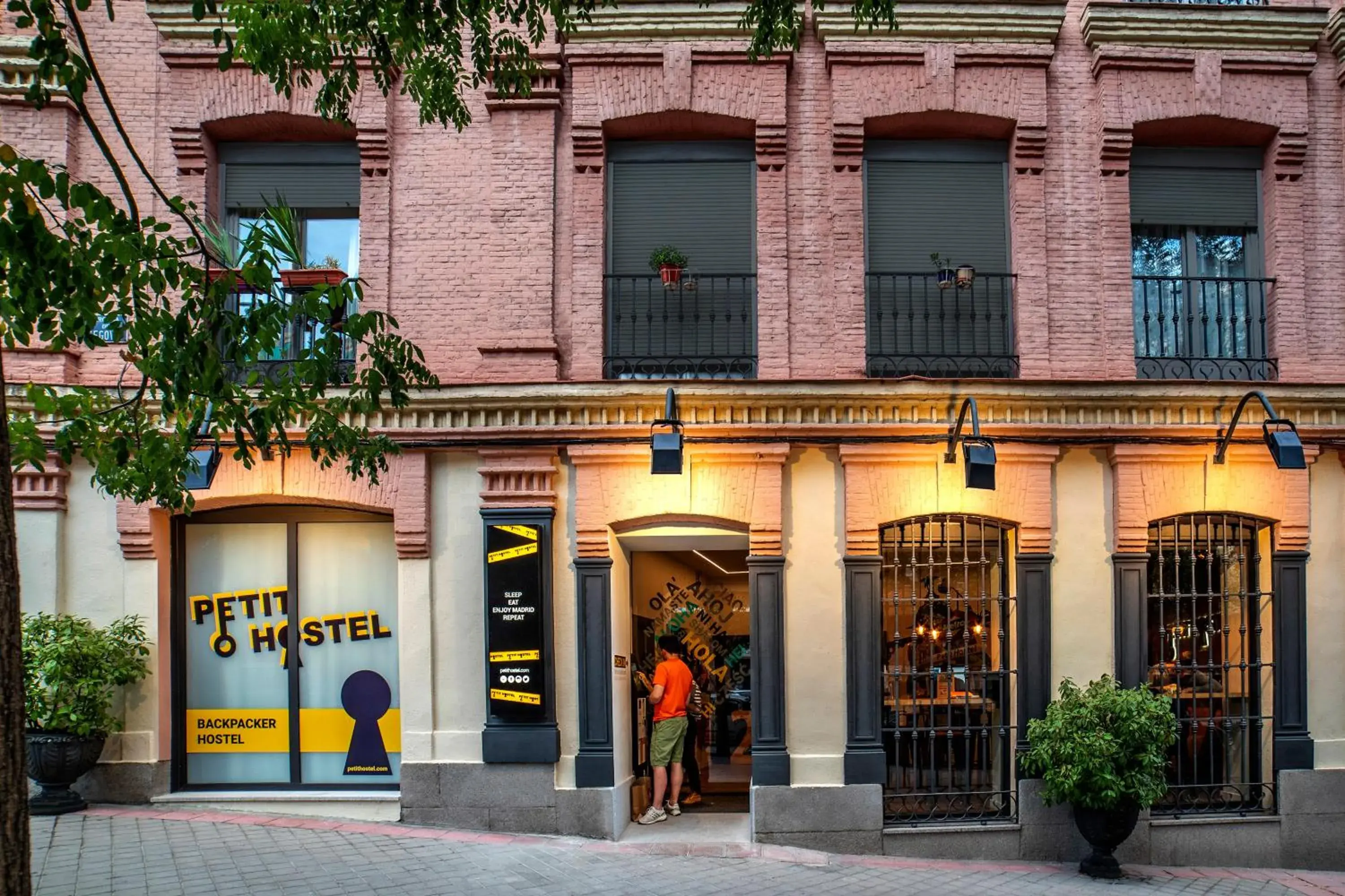 Property building in Petit Hostel La Latina Property building in Petit Hostel La Latina