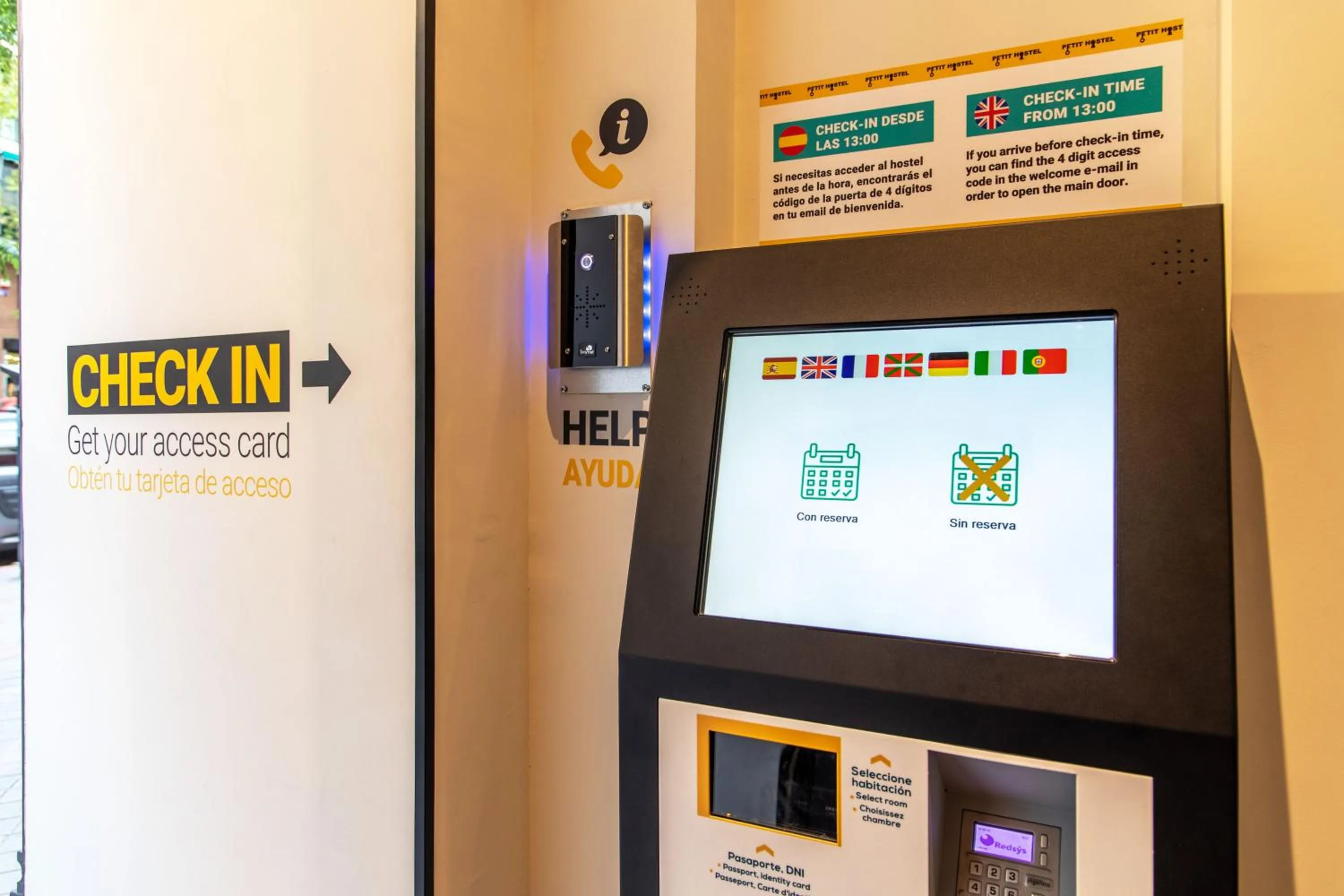 Lobby or reception in Petit Hostel La Latina