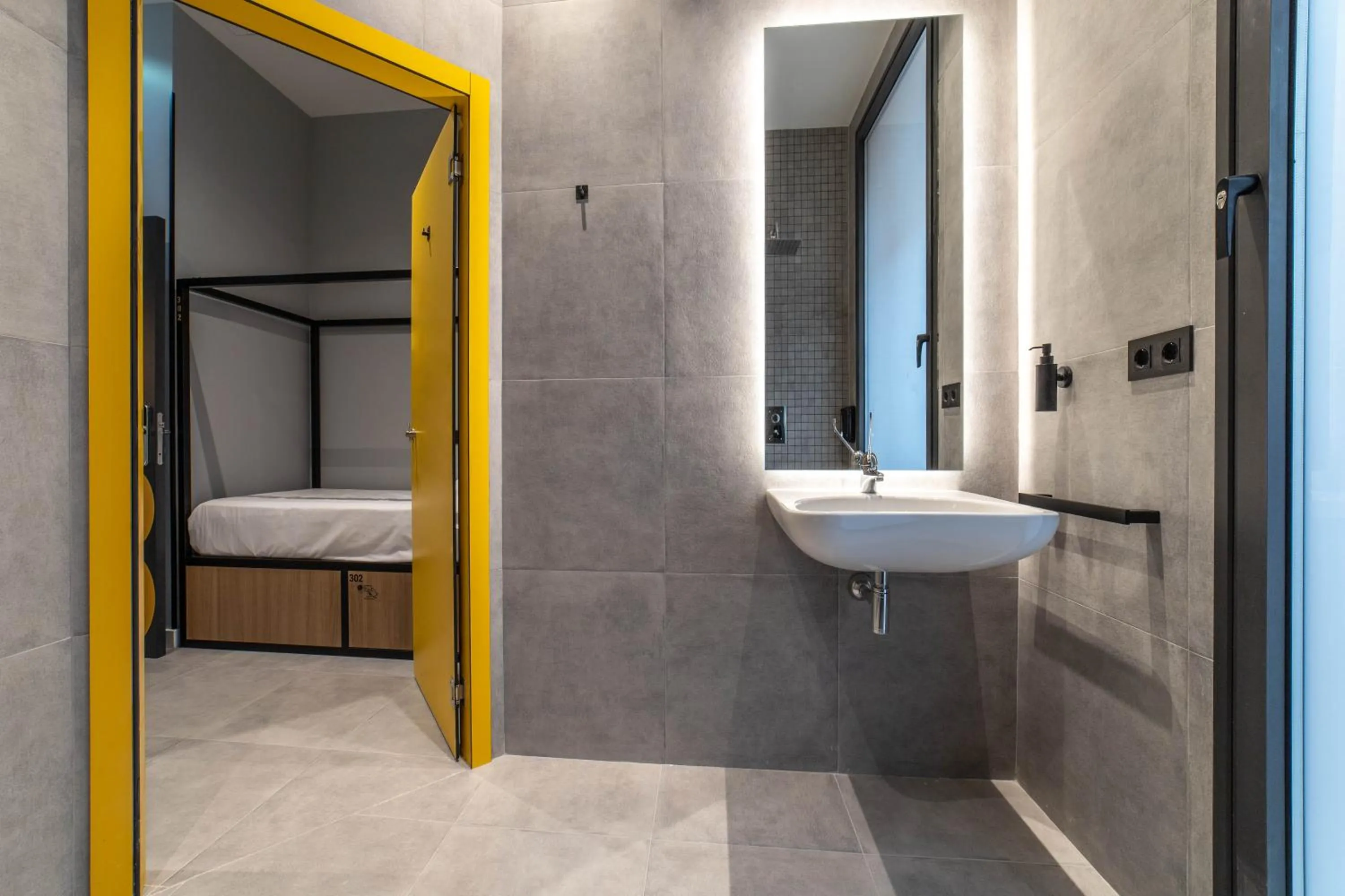 Bathroom, Bed in Petit Hostel La Latina