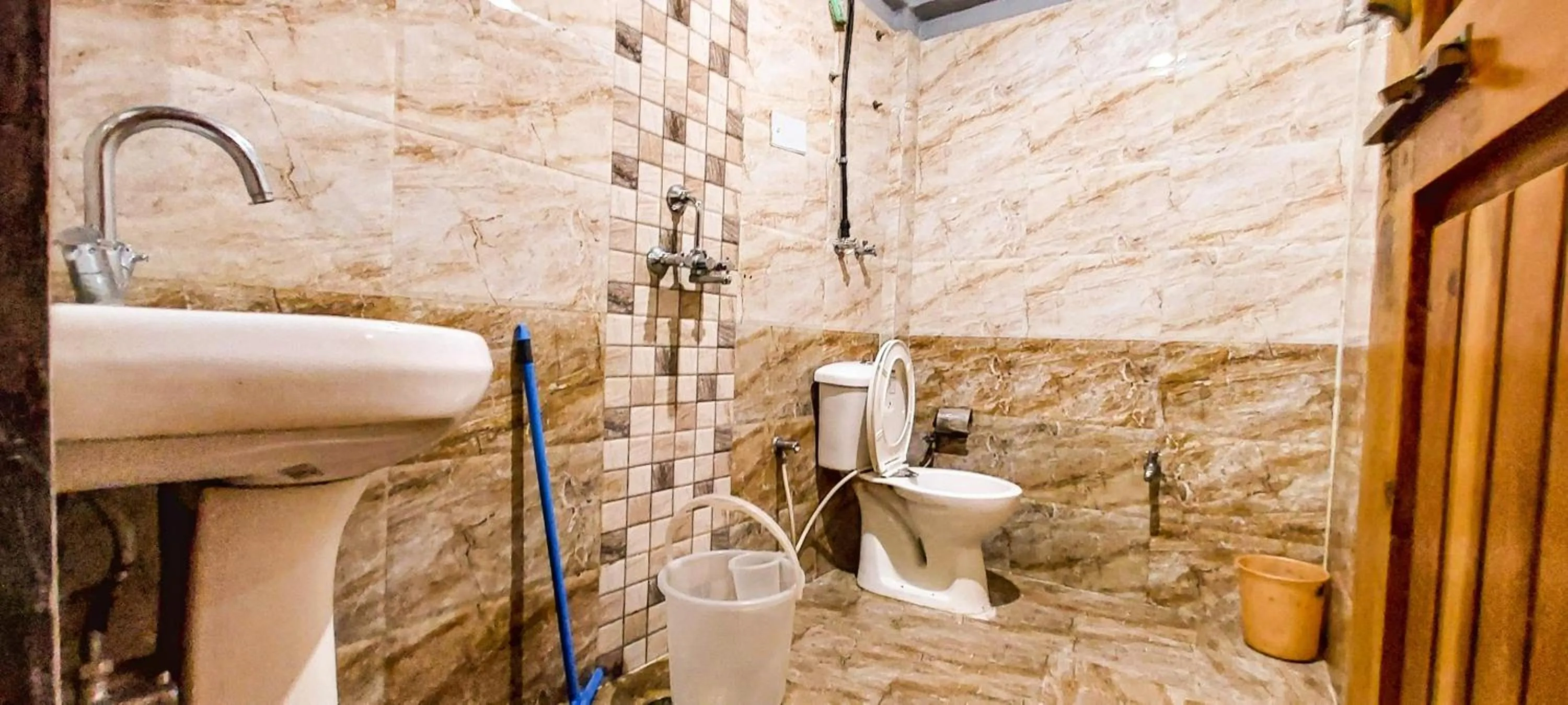 Shower in La Vaca India Manali