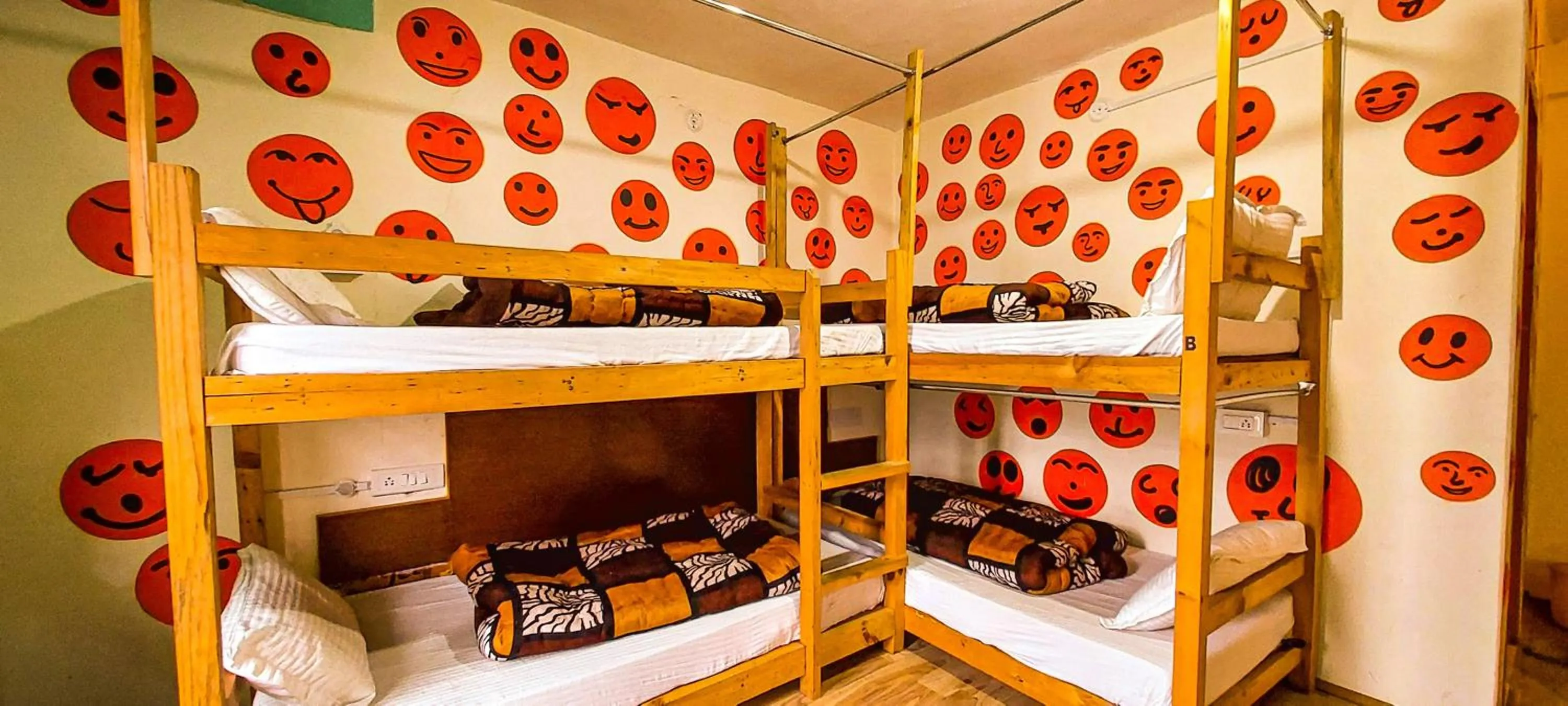 Bed in La Vaca India Manali