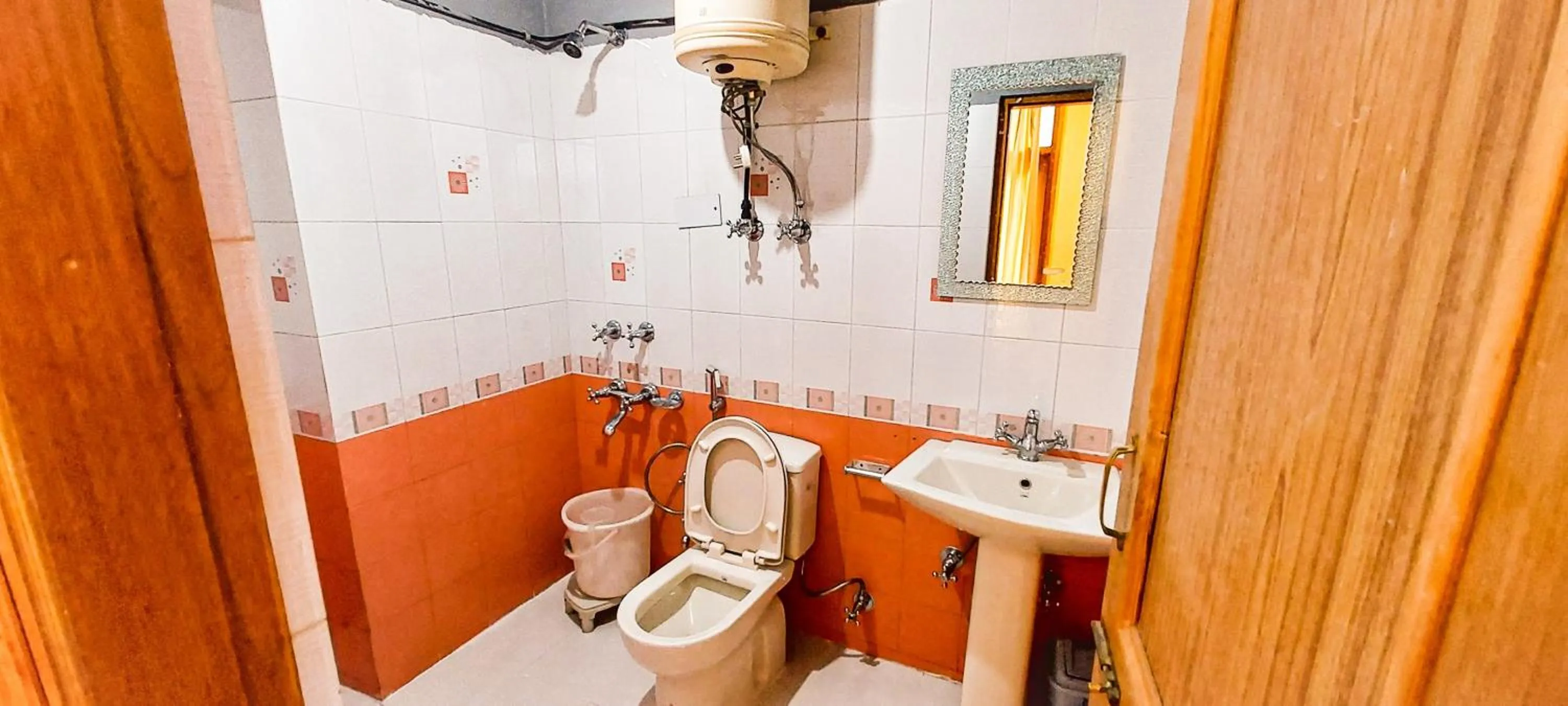 Shower in La Vaca India Manali