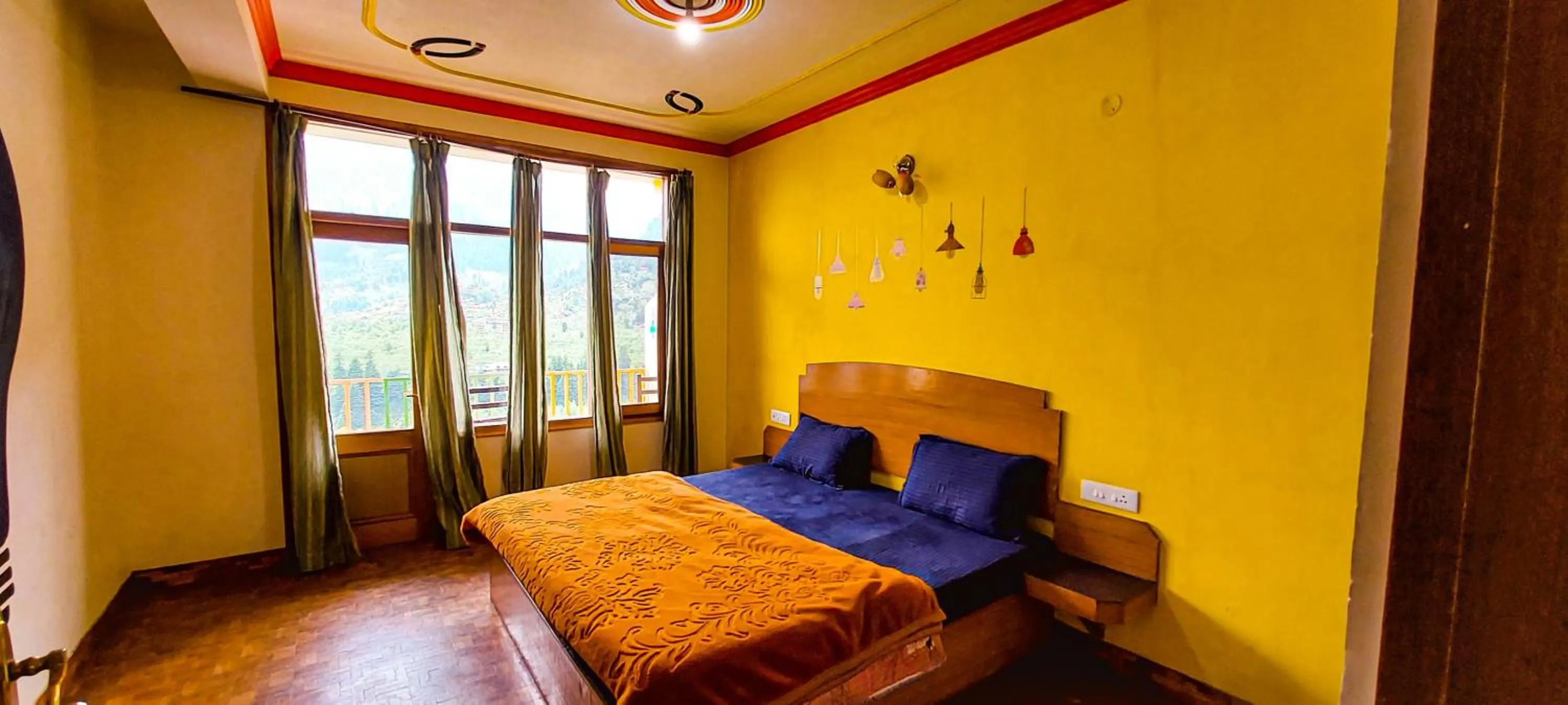 Bed in La Vaca India Manali