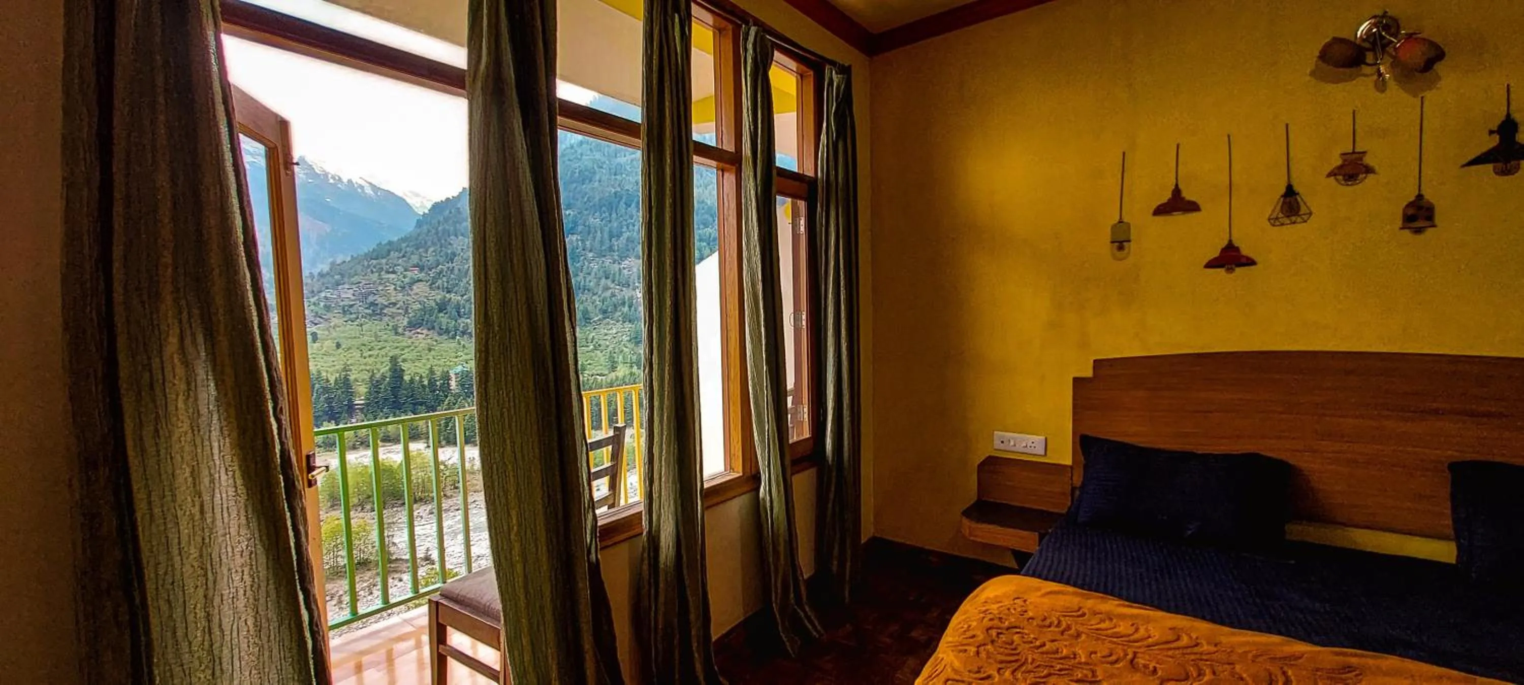 Bed in La Vaca India Manali