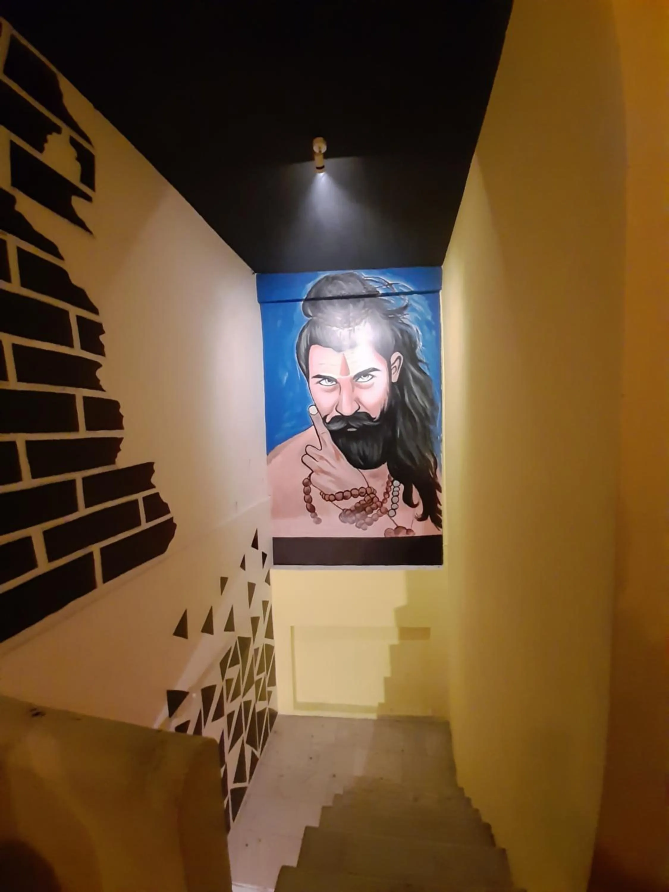 Facade/entrance in La Vaca India Manali