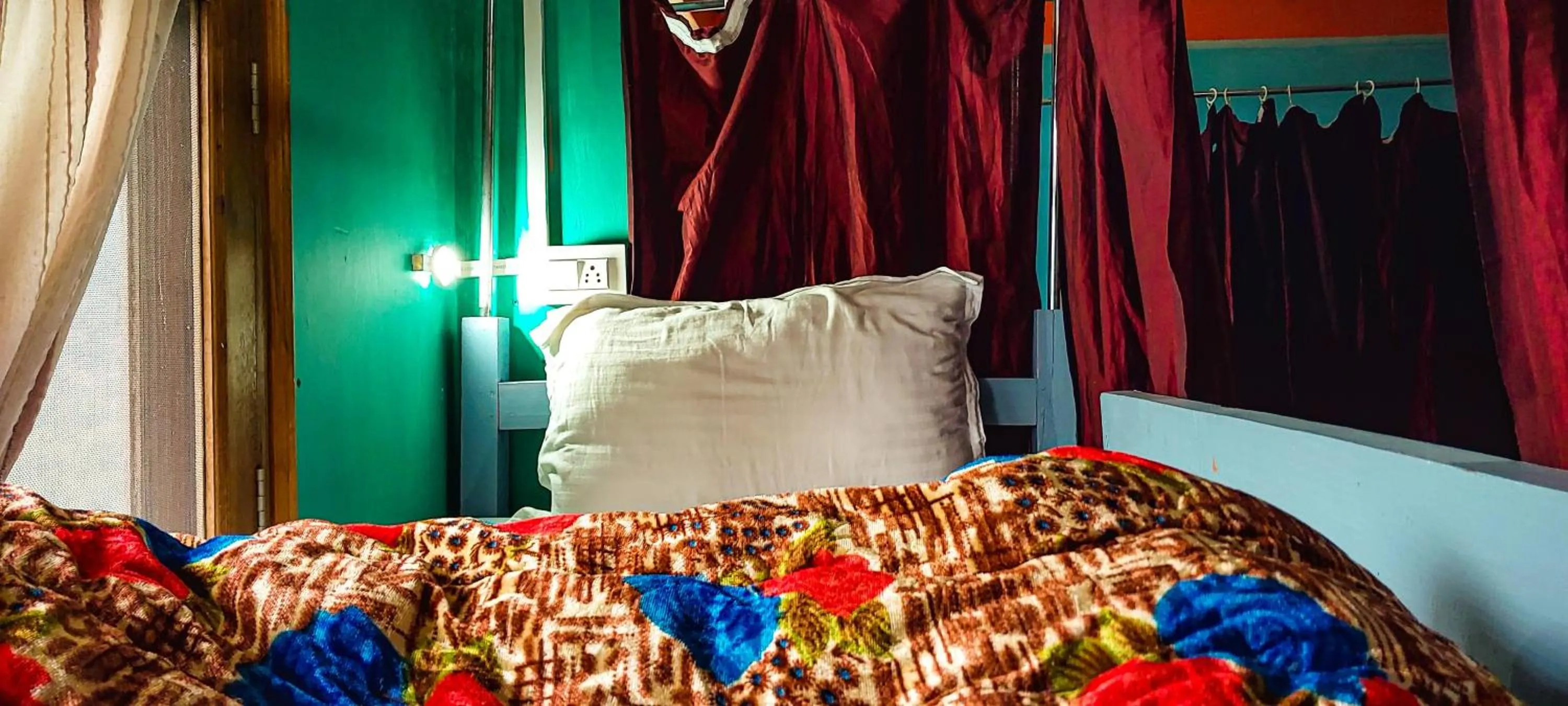 Bed in La Vaca India Manali