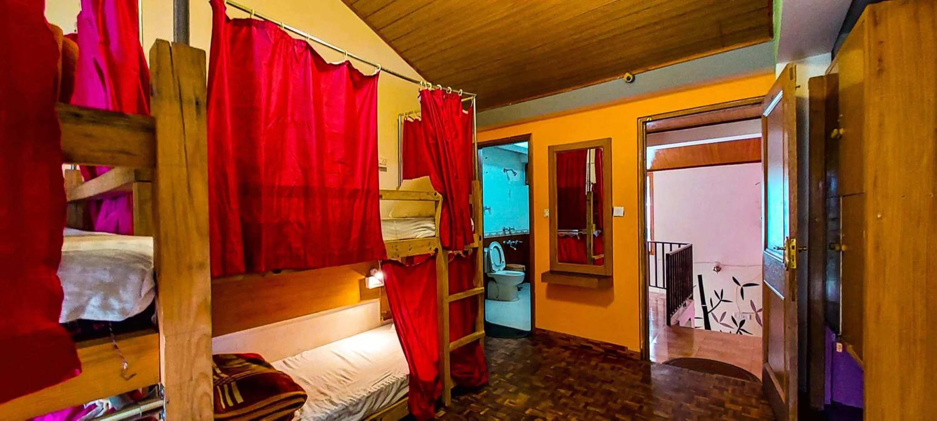 Bed in La Vaca India Manali