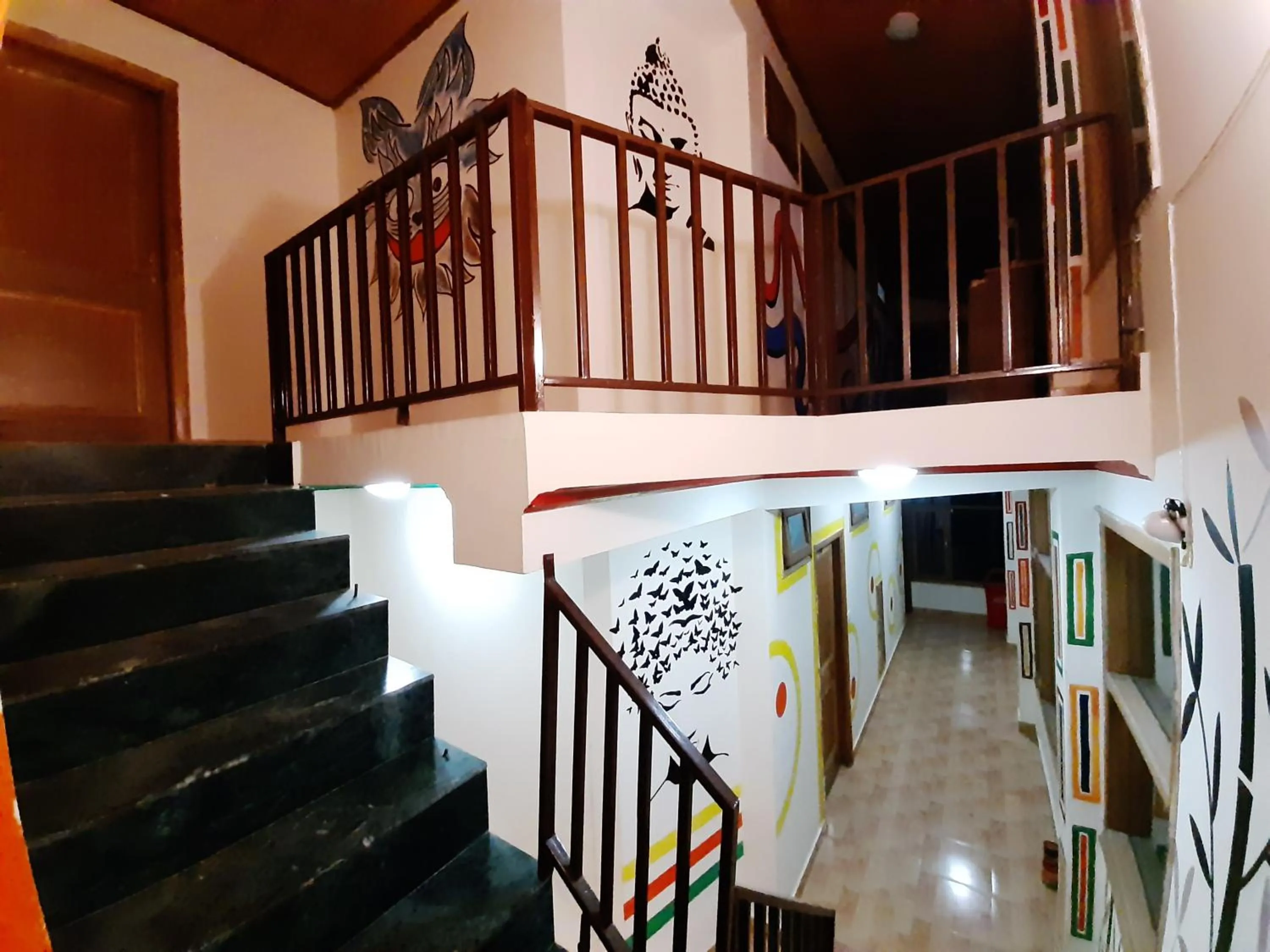 Facade/entrance in La Vaca India Manali