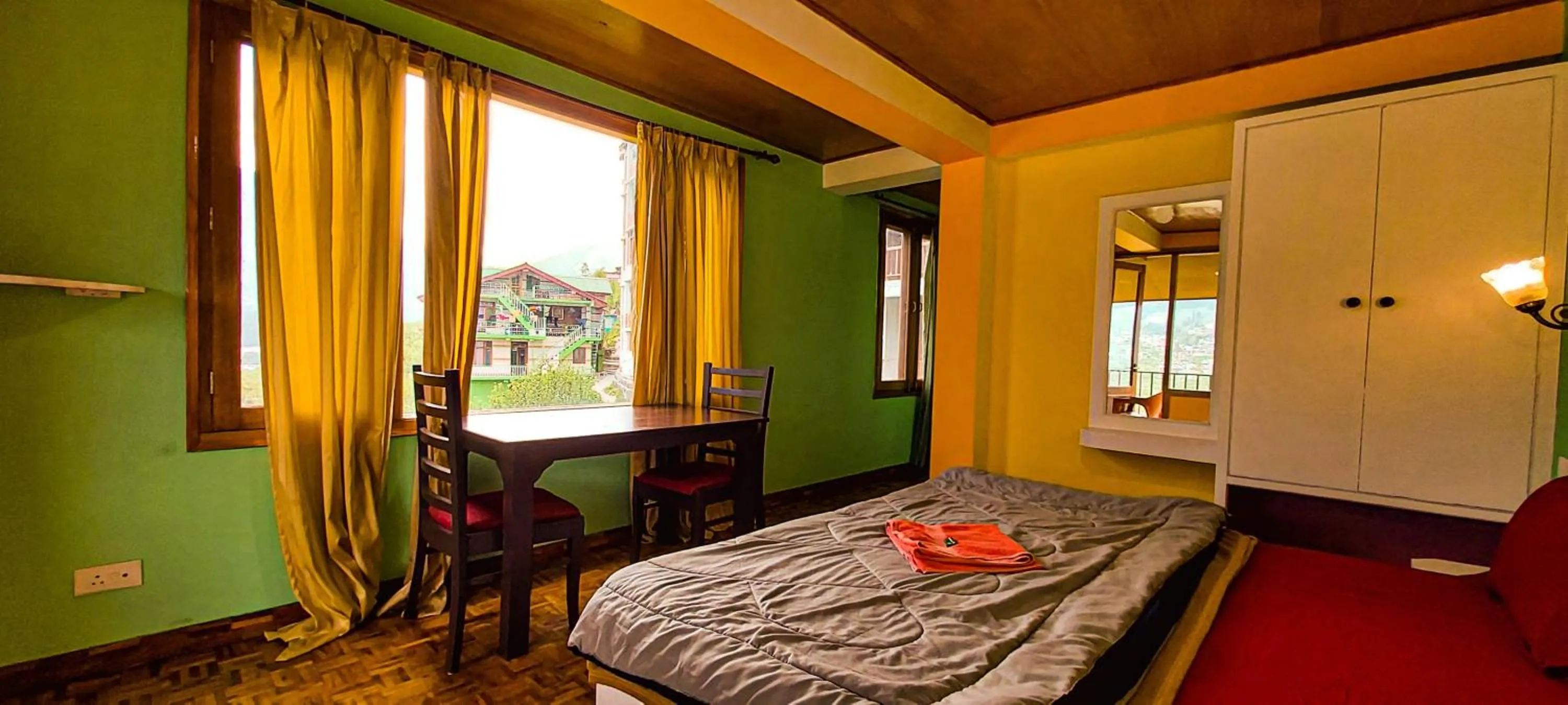 Bed in La Vaca India Manali