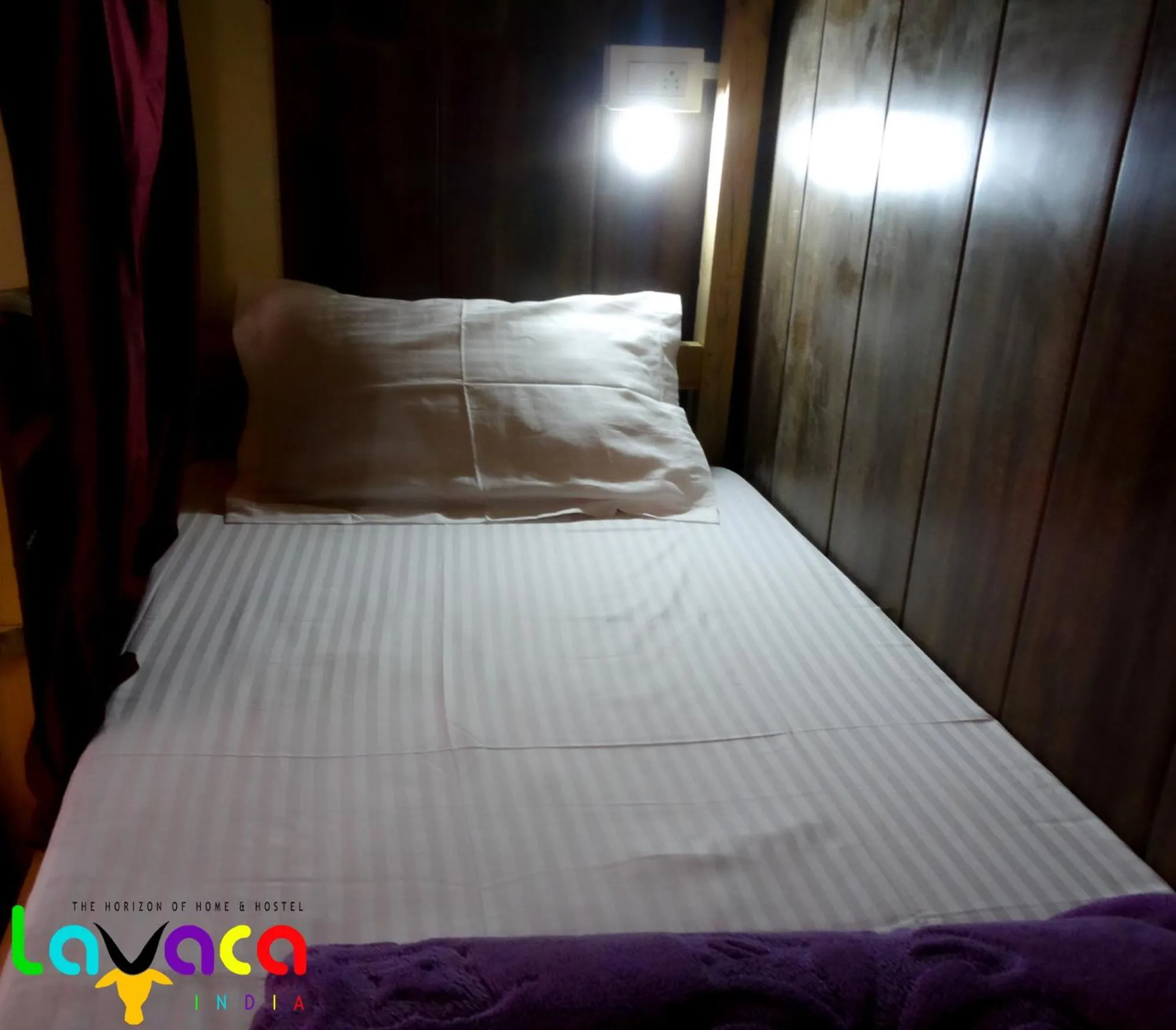 Bed in La Vaca India Manali