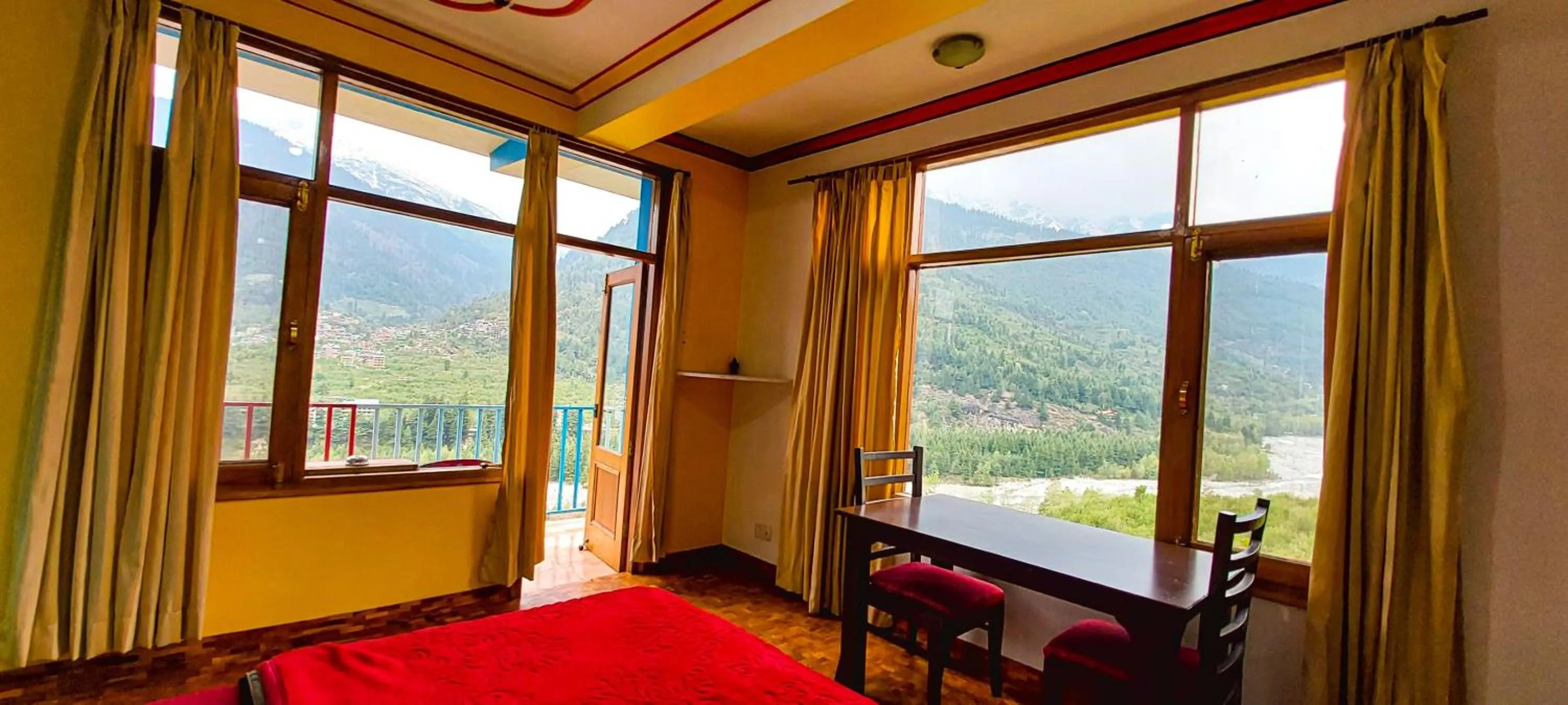 Bed in La Vaca India Manali