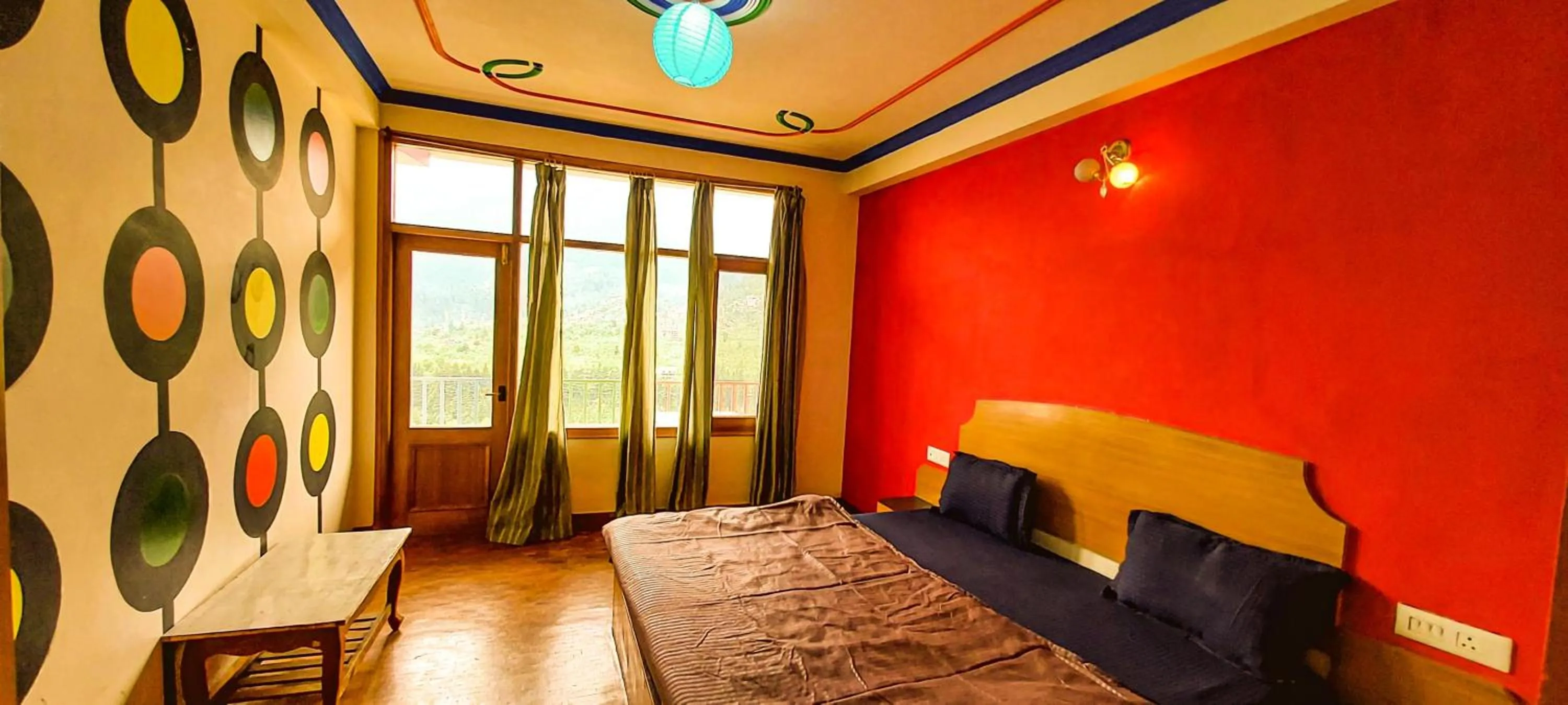 Bed in La Vaca India Manali