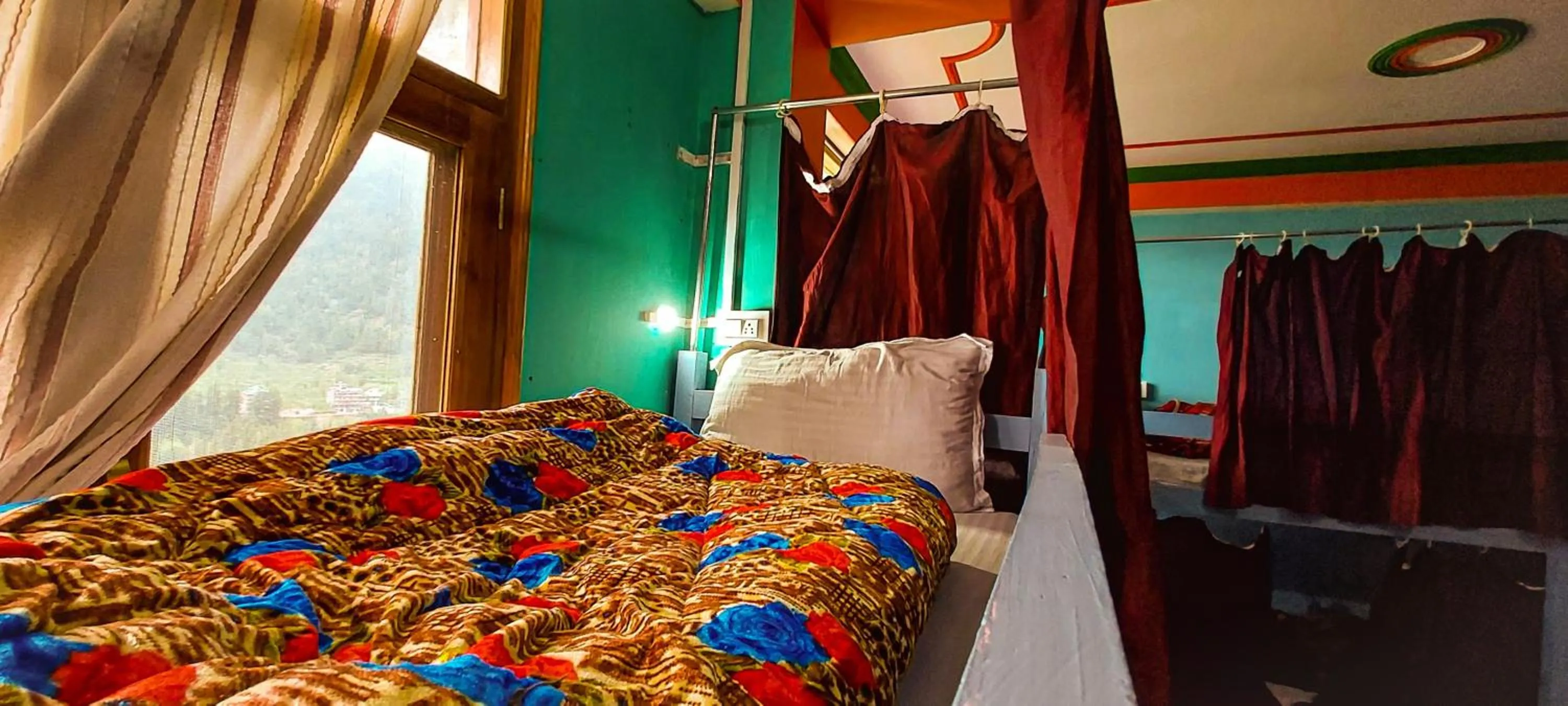 Bed in La Vaca India Manali