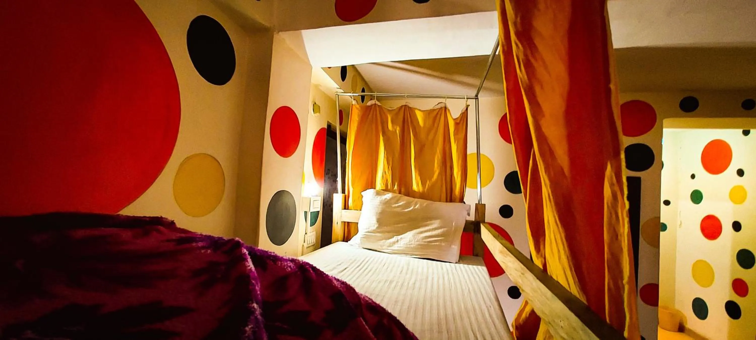 Bed in La Vaca India Manali