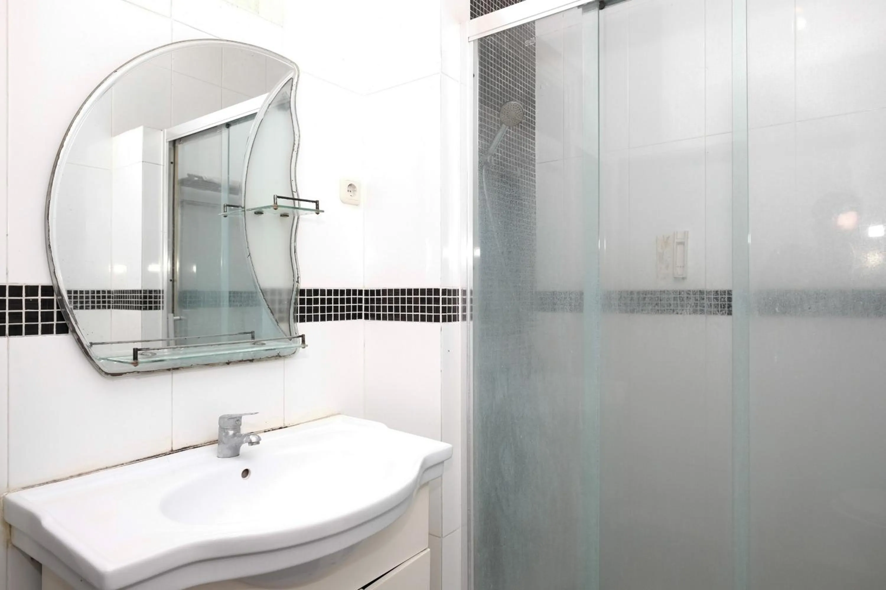 Bathroom in RedDoorz near UNESA Citraland Surabaya