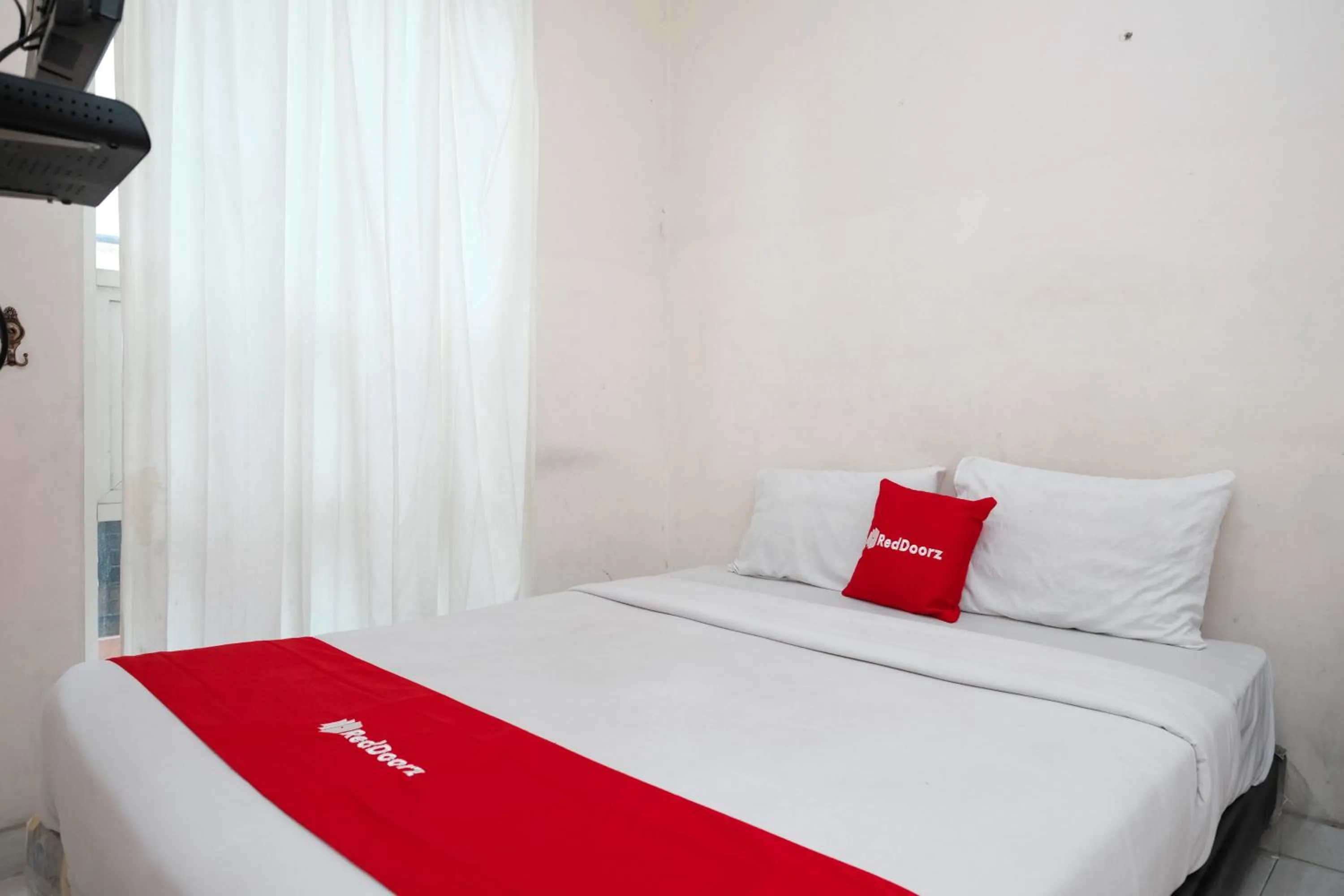 Bedroom, Bed in RedDoorz near UNESA Citraland Surabaya
