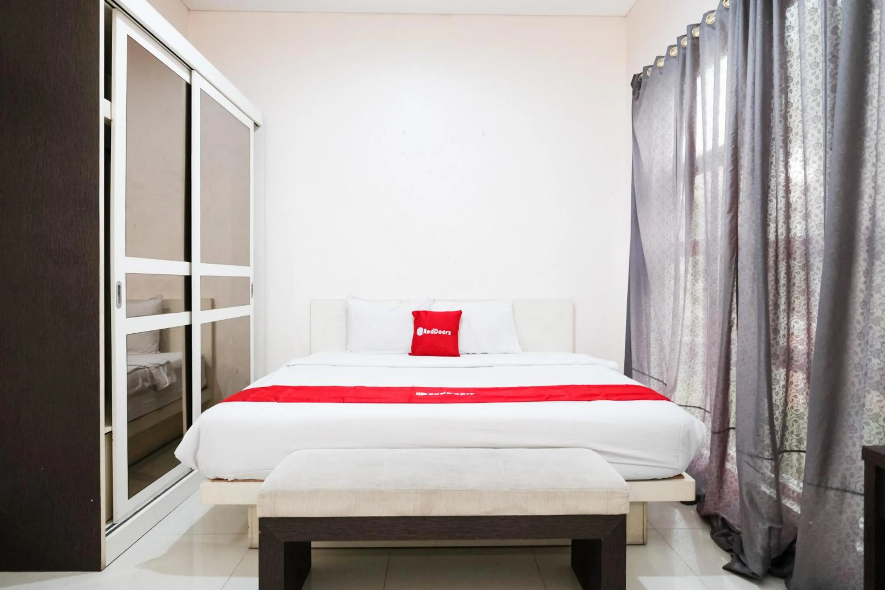 Bedroom, Bed in RedDoorz near UNESA Citraland Surabaya