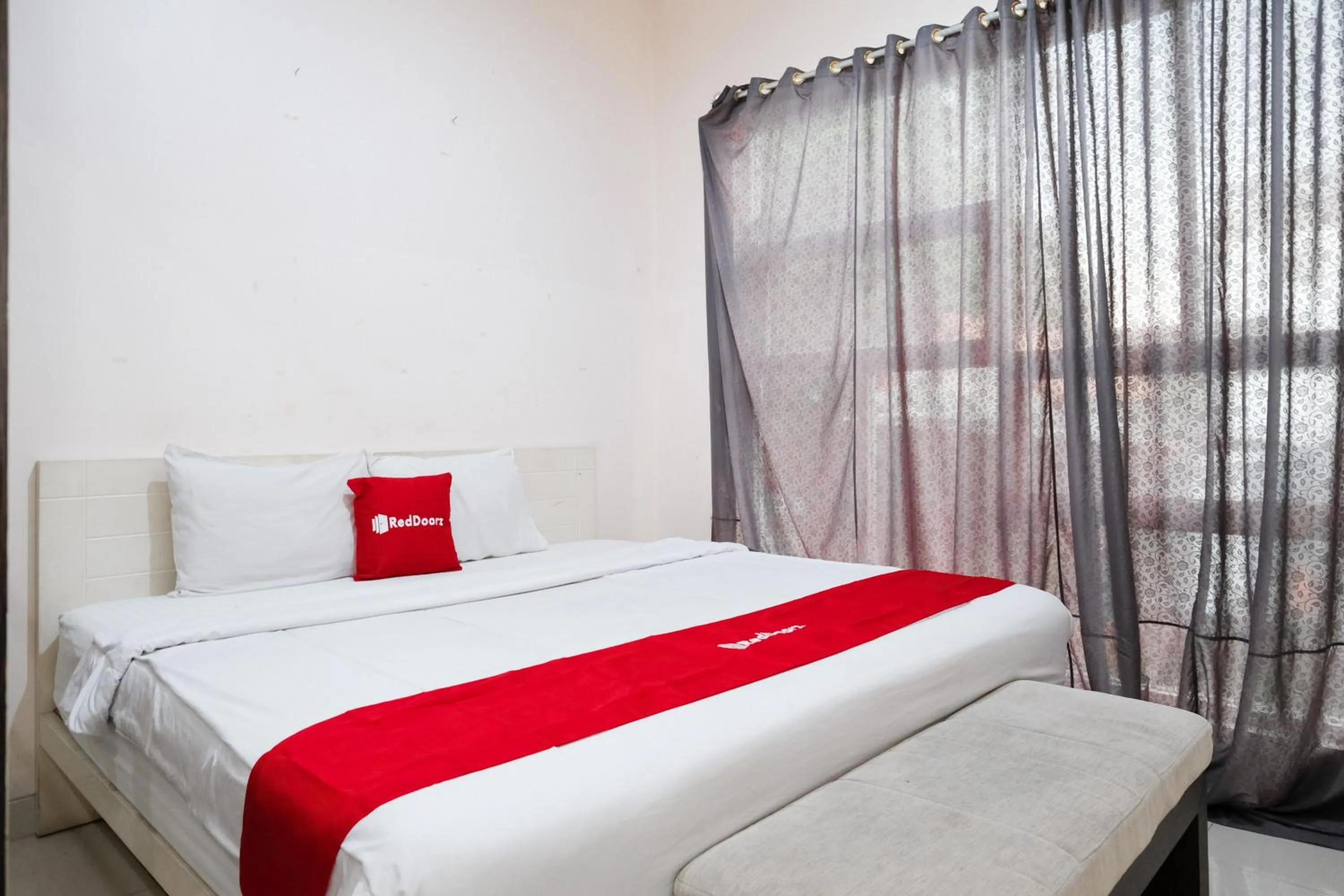 Bedroom, Bed in RedDoorz near UNESA Citraland Surabaya