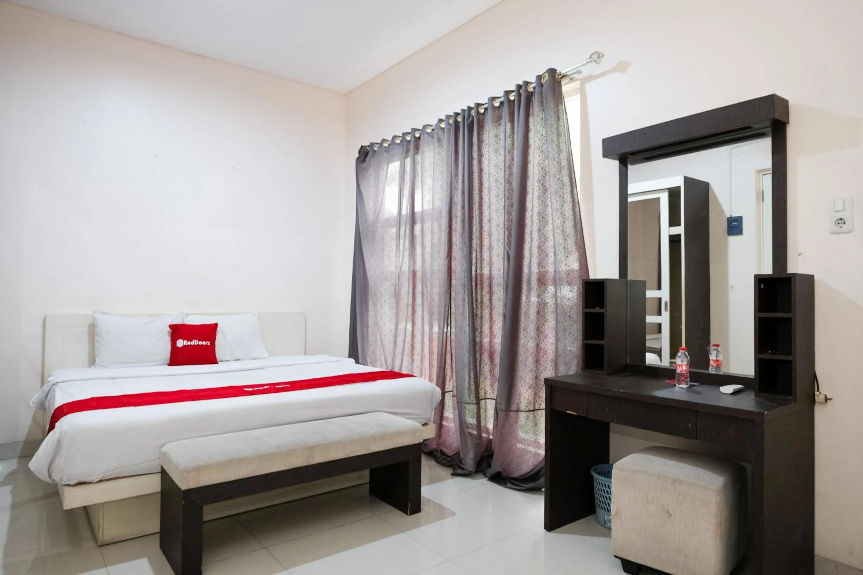 Bedroom, Bed in RedDoorz near UNESA Citraland Surabaya