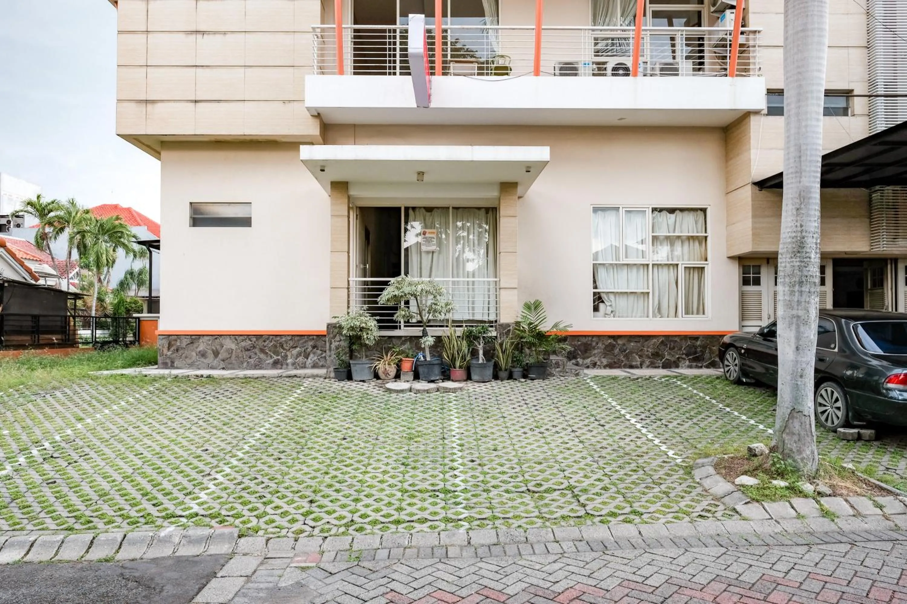 Facade/entrance in RedDoorz near UNESA Citraland Surabaya