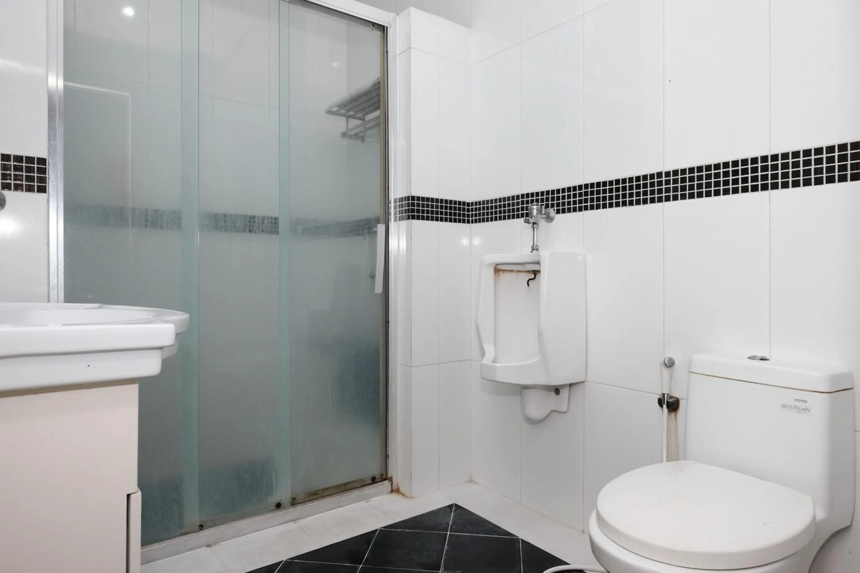 Bathroom in RedDoorz near UNESA Citraland Surabaya