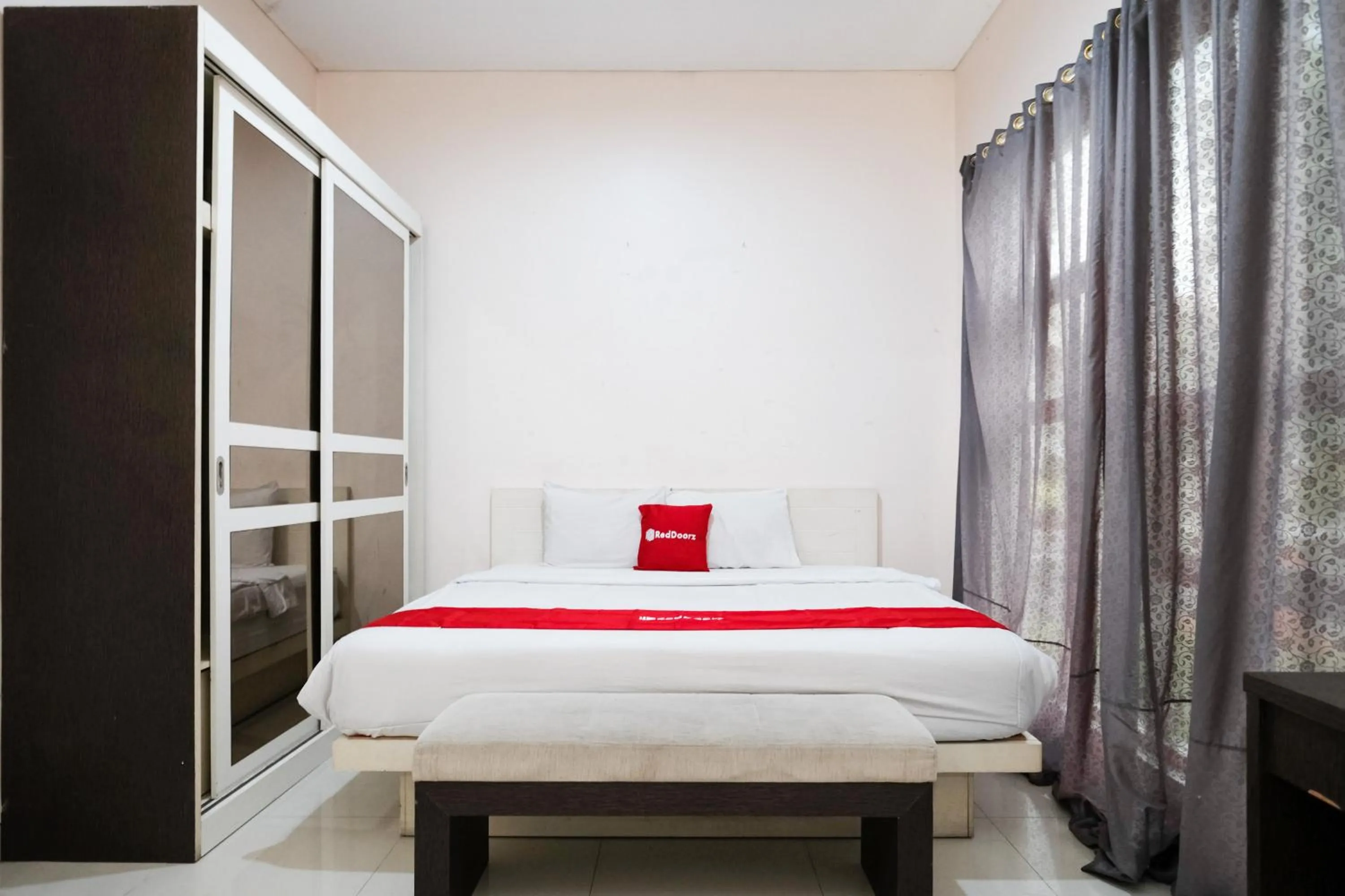Bedroom, Bed in RedDoorz near UNESA Citraland Surabaya