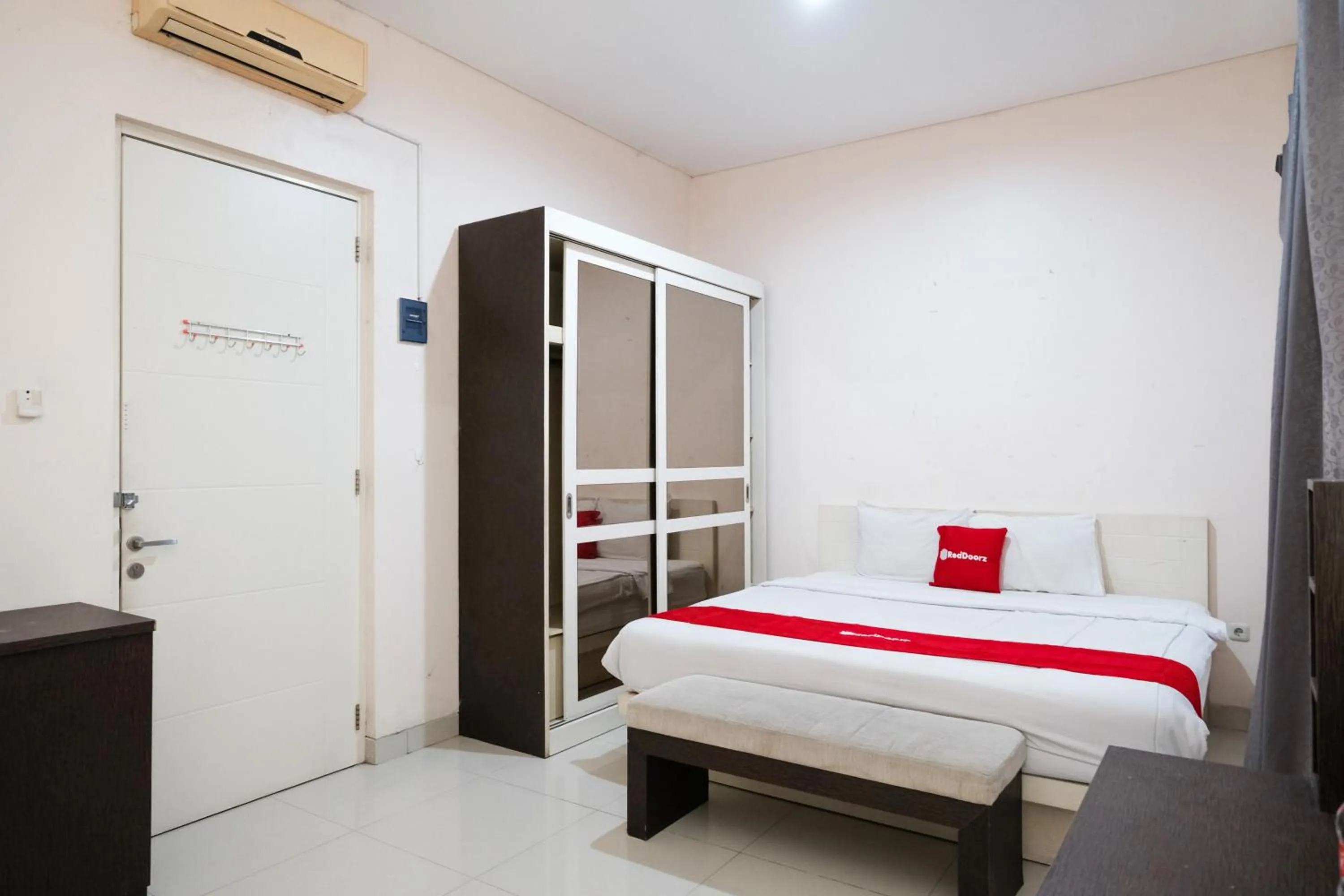Bedroom, Bed in RedDoorz near UNESA Citraland Surabaya