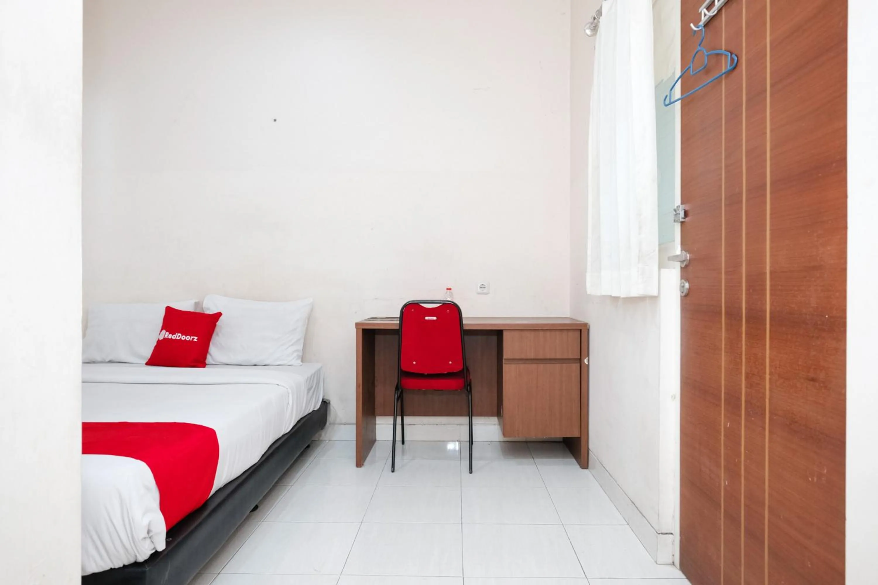 Bedroom, Bed in RedDoorz near UNESA Citraland Surabaya