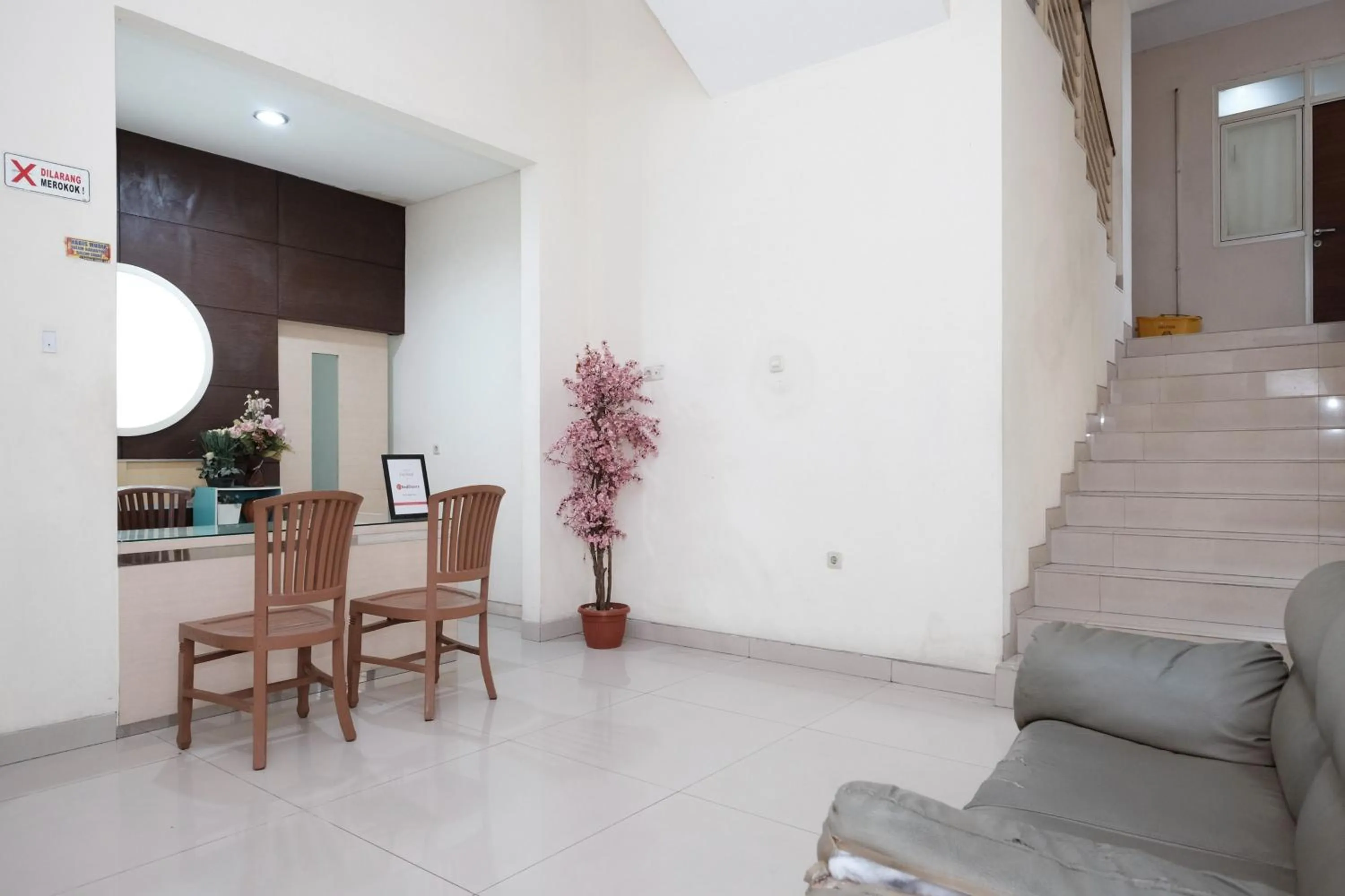 Lobby or reception in RedDoorz near UNESA Citraland Surabaya