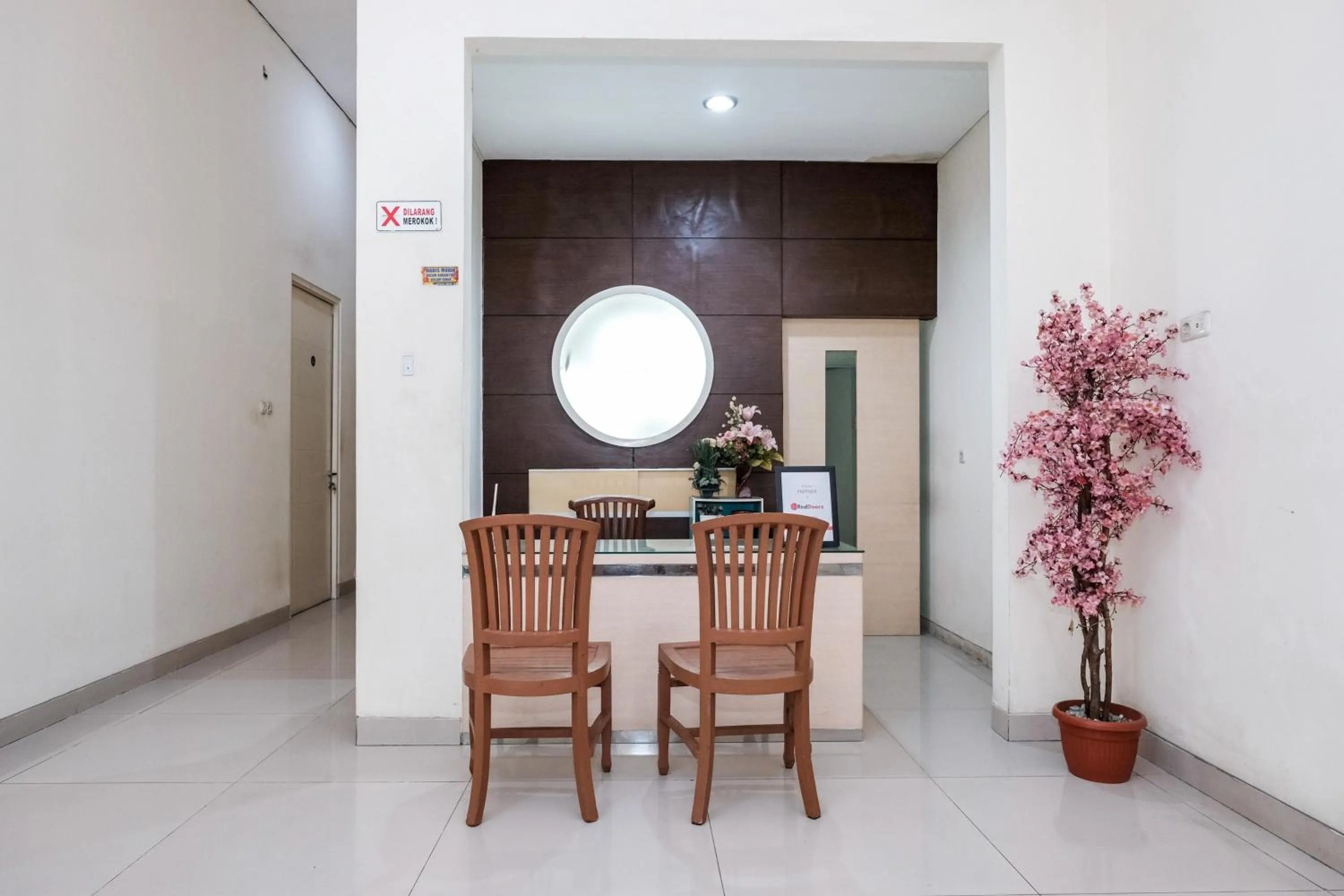Lobby or reception in RedDoorz near UNESA Citraland Surabaya