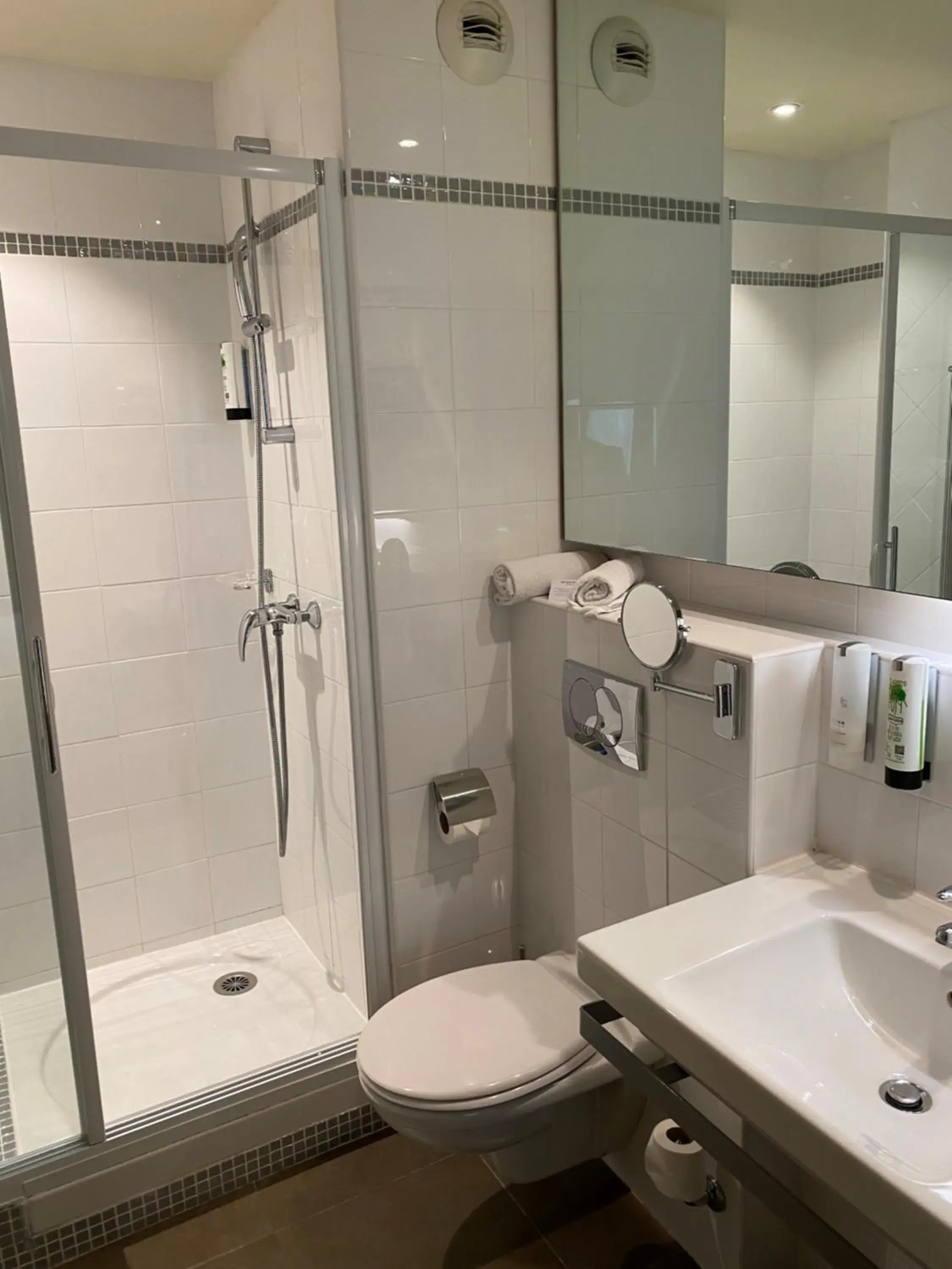 Shower, Bathroom in Best Western Hotel De Larbois