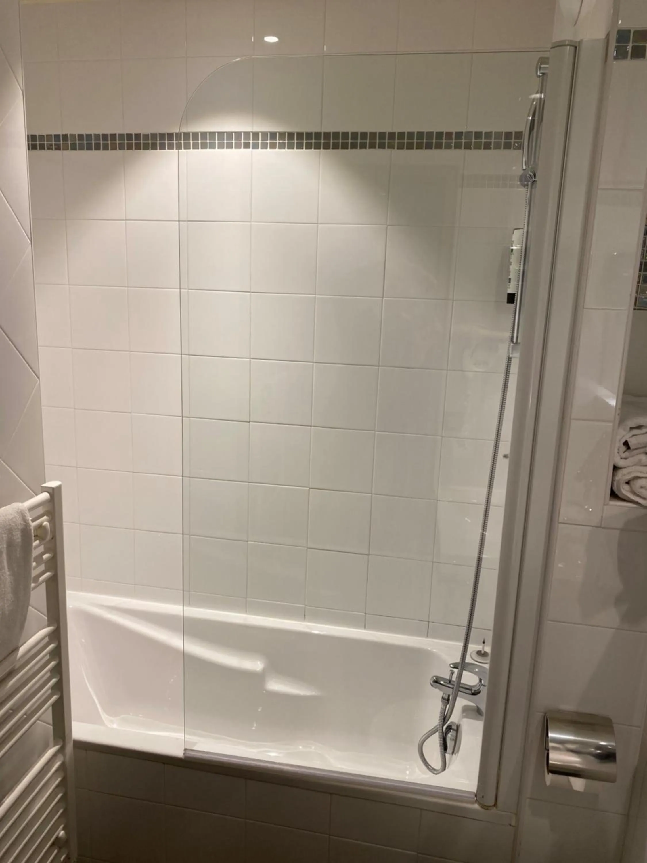 Bathroom in Mercure Aix-en-Provence La Duranne Gare TGV