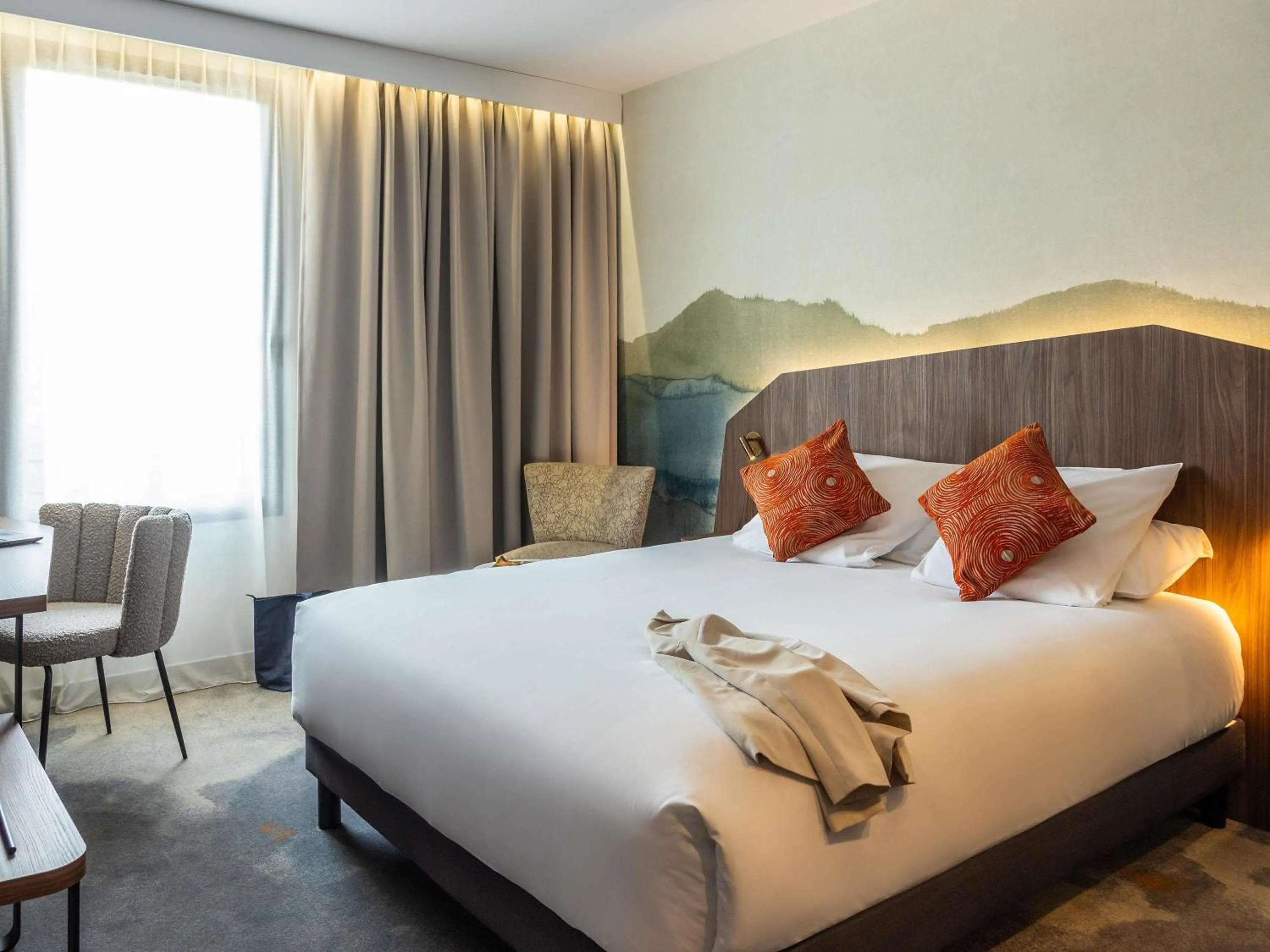 Bedroom, Bed in Mercure Aix-en-Provence La Duranne Gare TGV