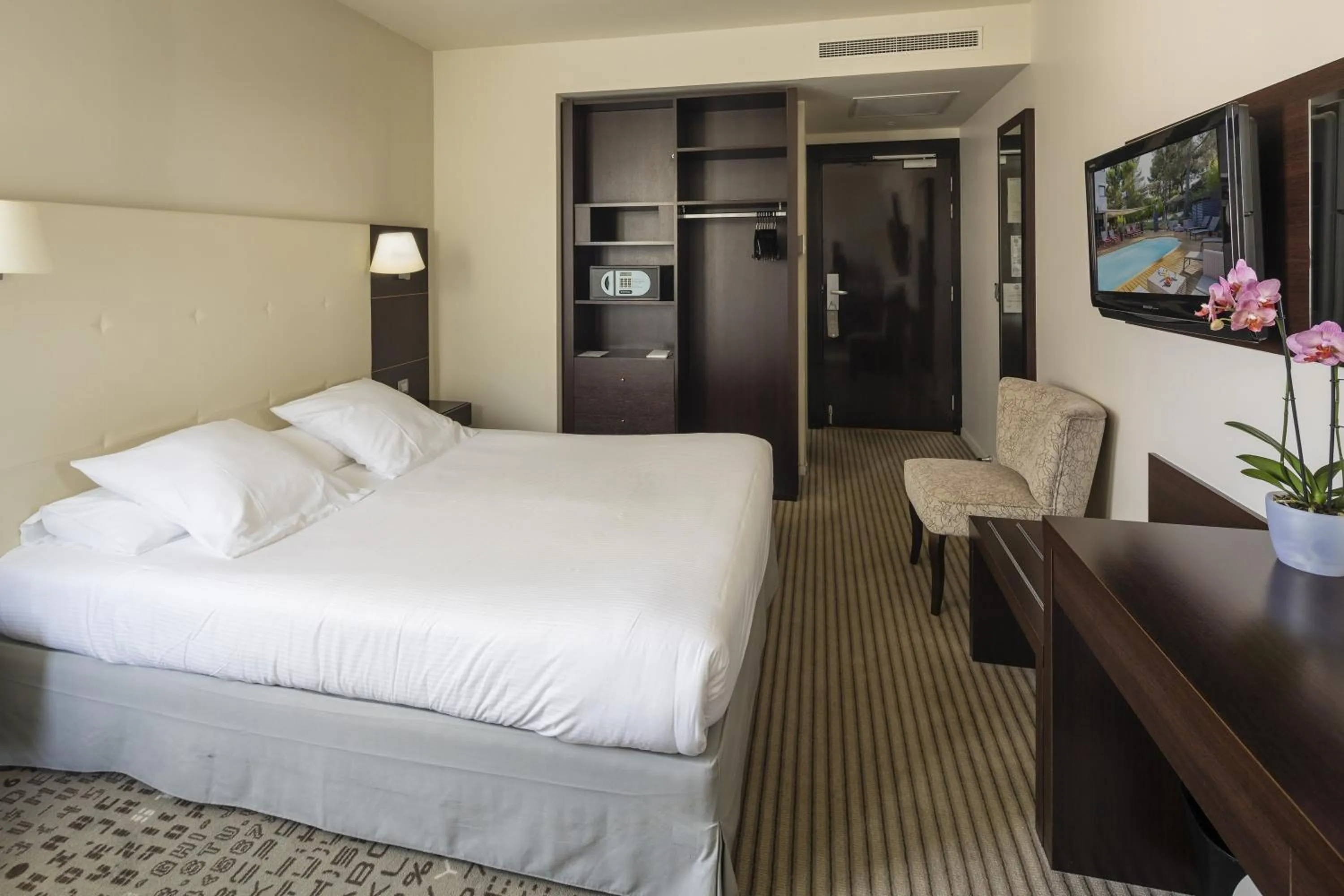 Photo of the whole room, Bed in Mercure Aix-en-Provence La Duranne Gare TGV