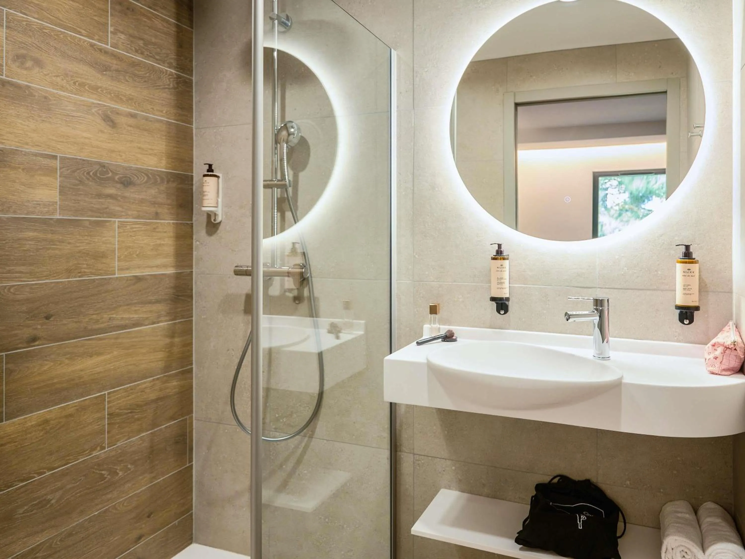 Shower in Mercure Aix-en-Provence La Duranne Gare TGV