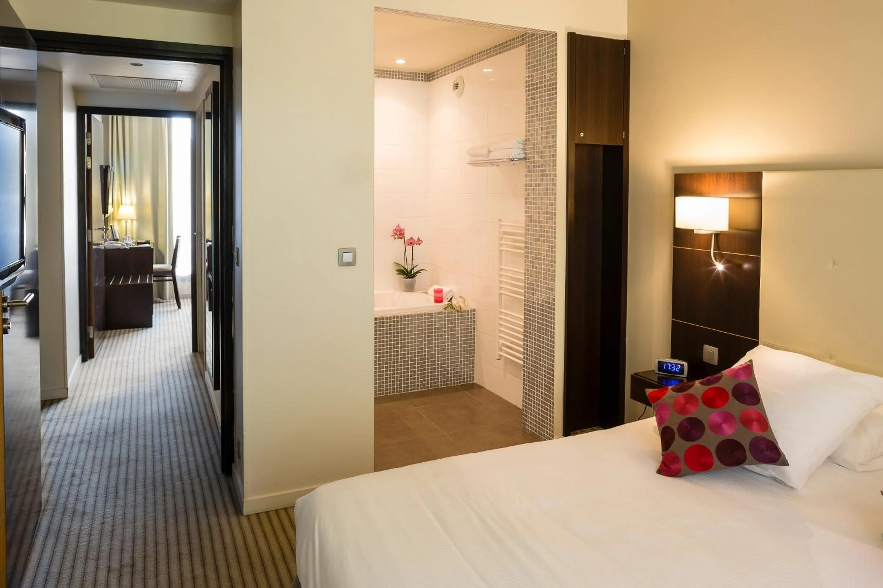 Bathroom, Bed in Mercure Aix-en-Provence La Duranne Gare TGV