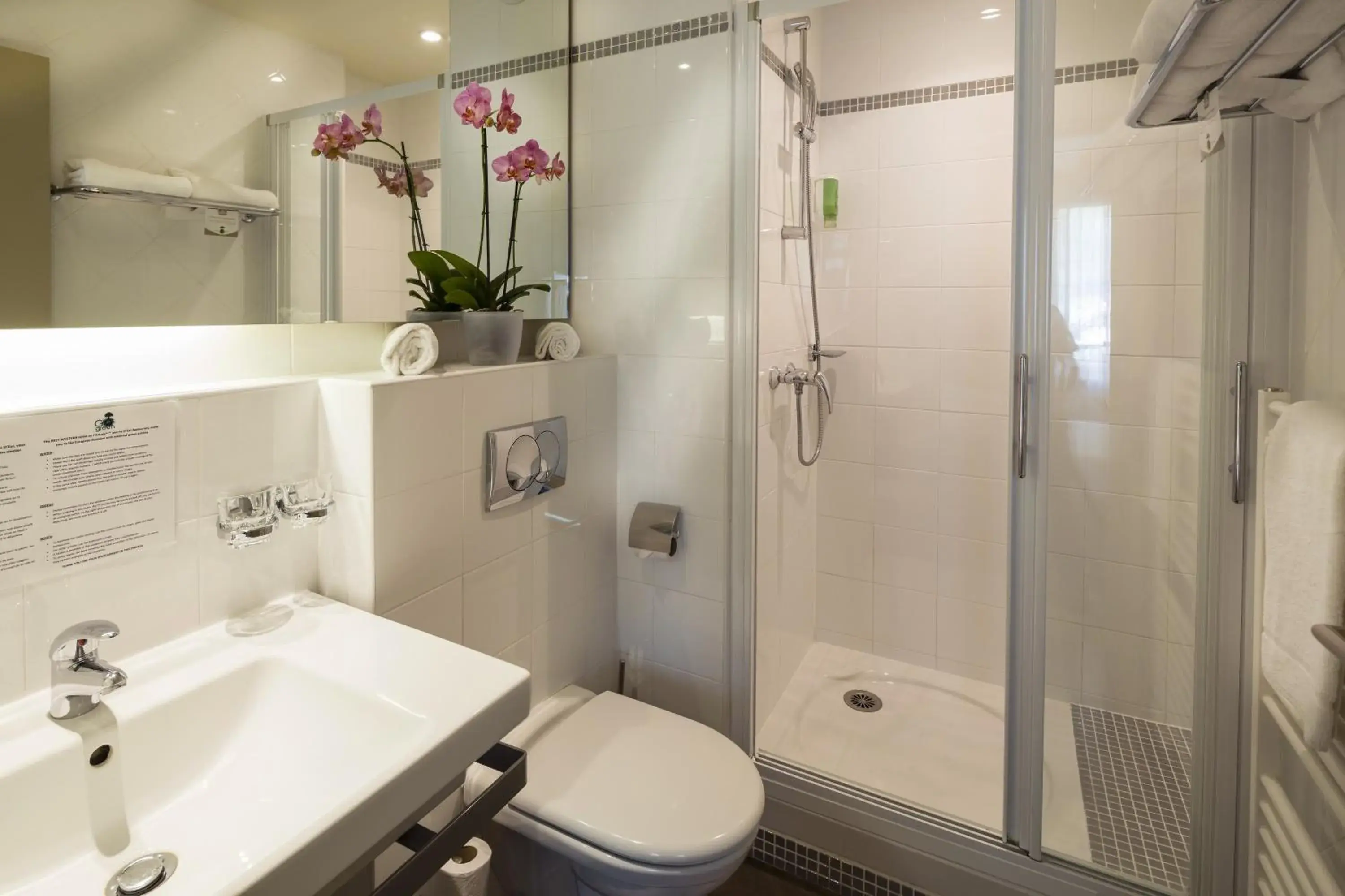 Bathroom in Best Western Hotel De Larbois