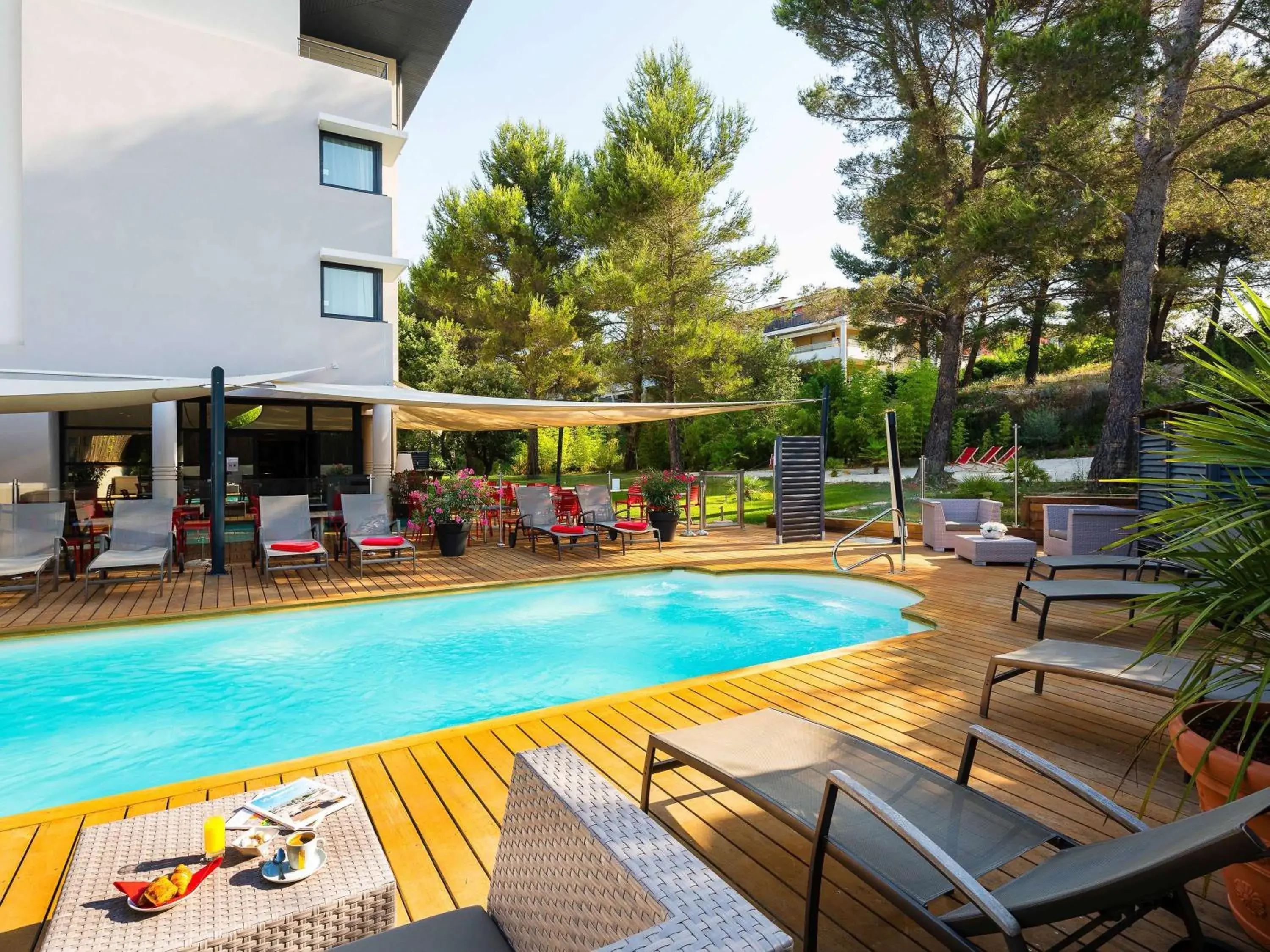 Property building, Swimming Pool in Best Western Hotel De Larbois