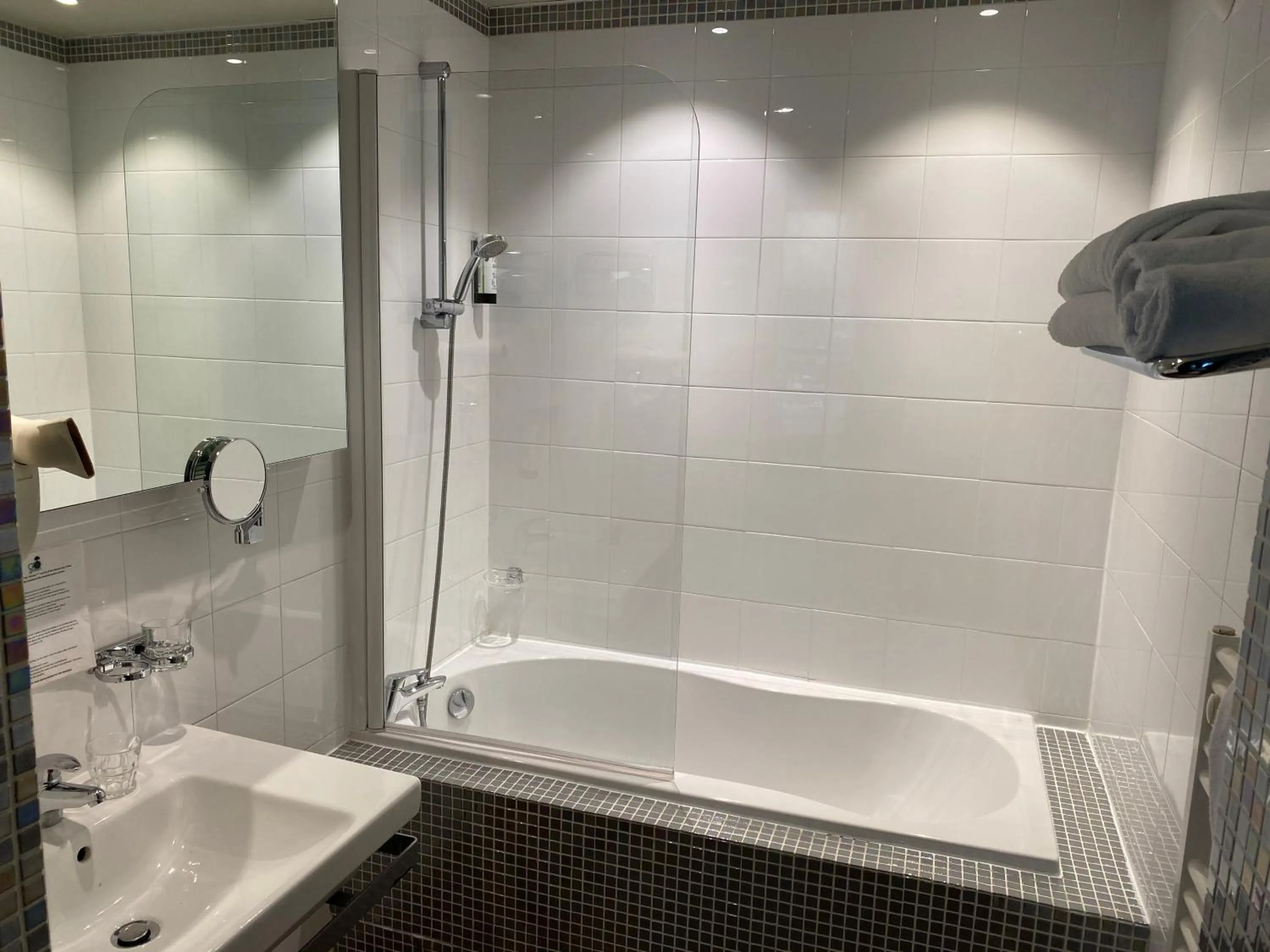 Bathroom in Mercure Aix-en-Provence La Duranne Gare TGV