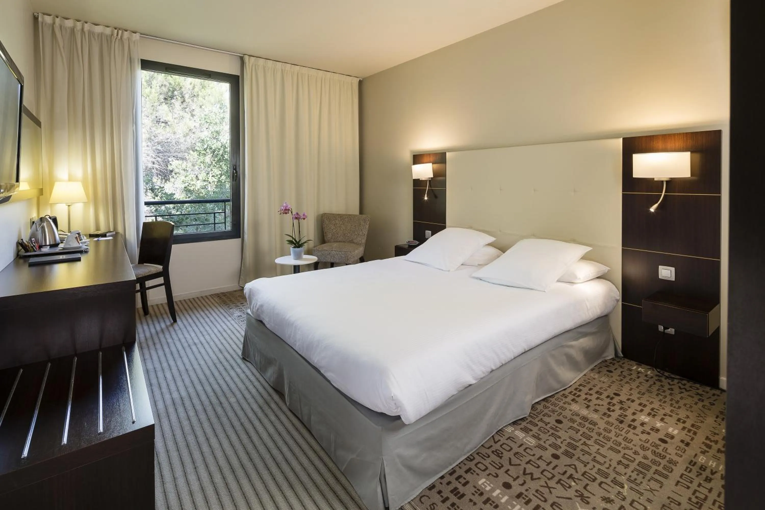 Photo of the whole room, Bed in Mercure Aix-en-Provence La Duranne Gare TGV
