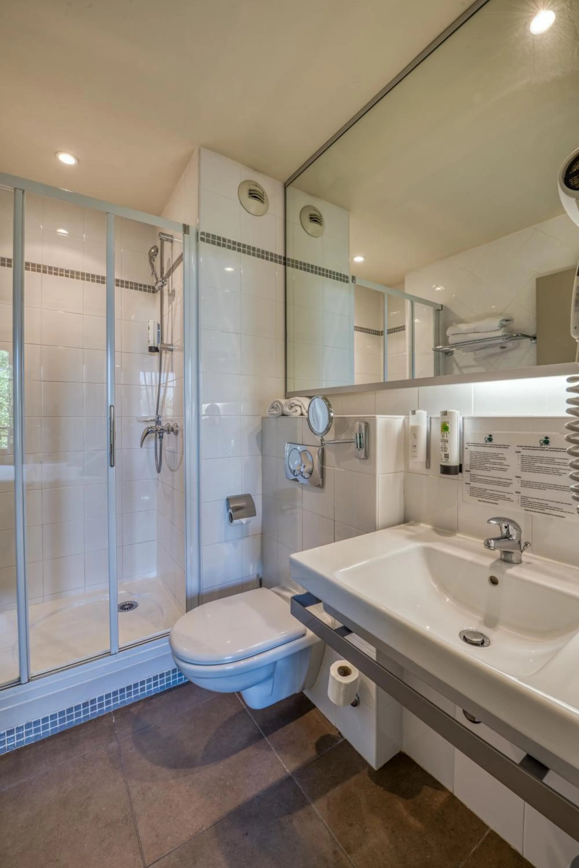 Shower in Mercure Aix-en-Provence La Duranne Gare TGV