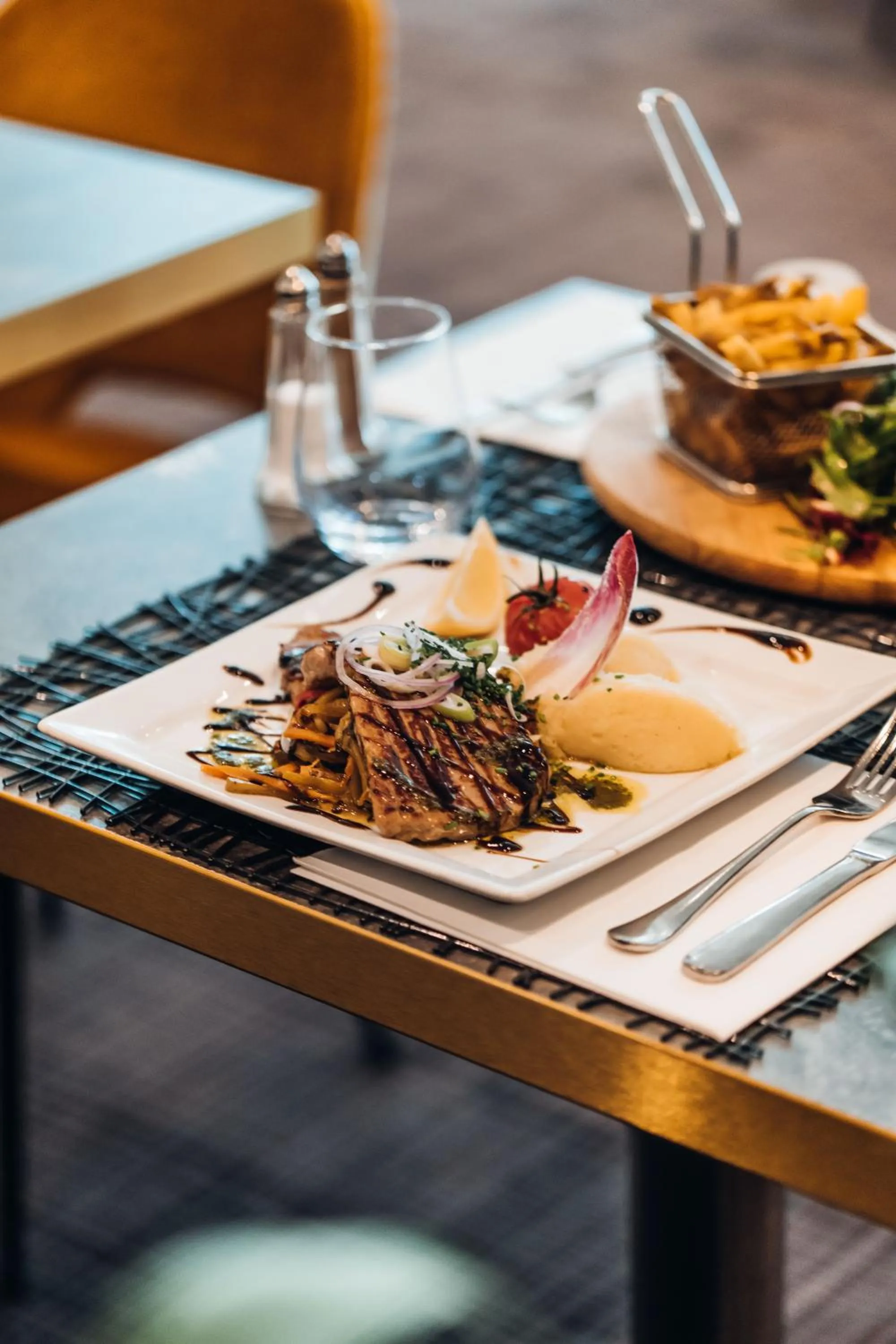 Restaurant/places to eat in Mercure Aix-en-Provence La Duranne Gare TGV