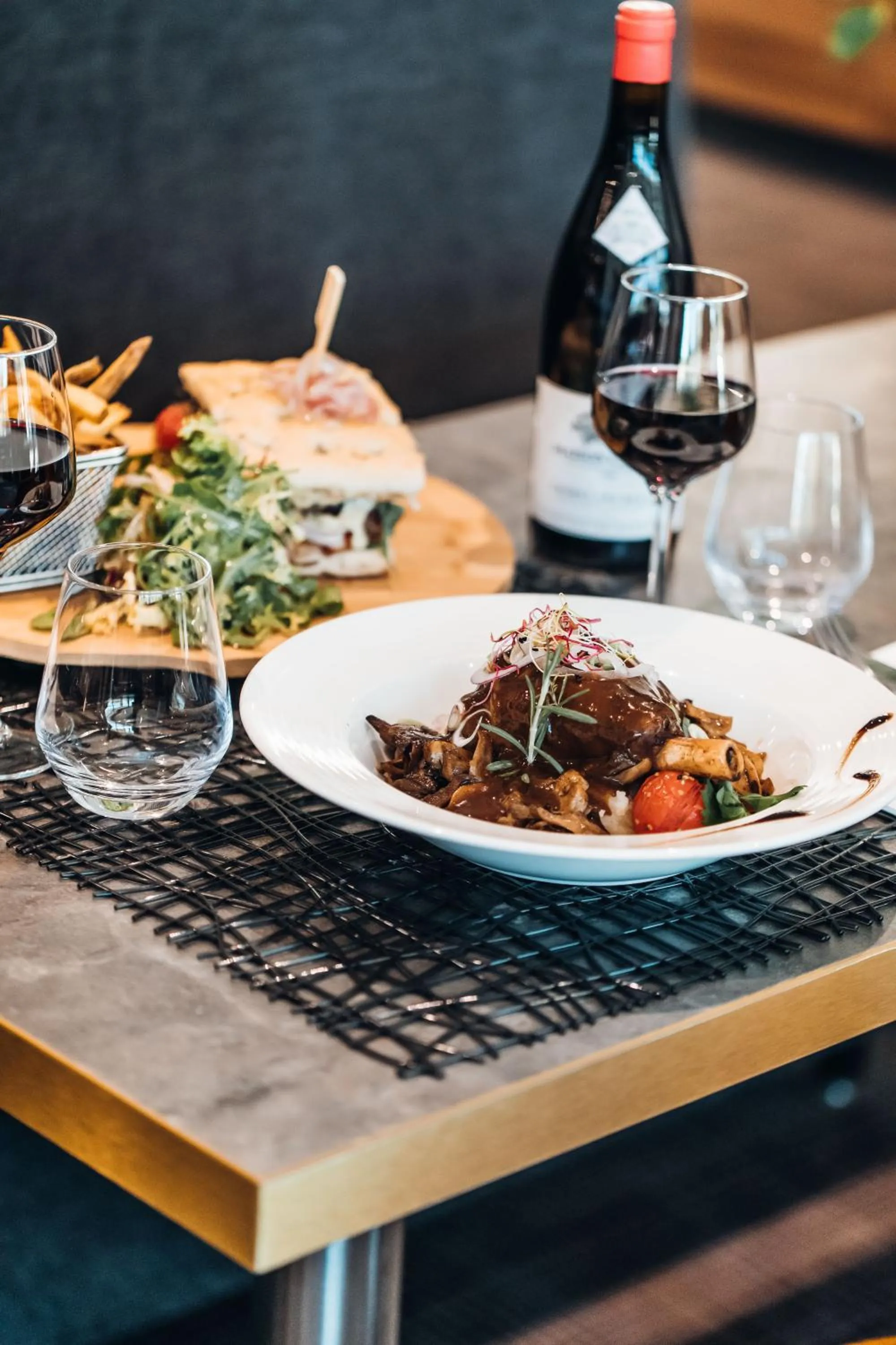 Restaurant/places to eat in Mercure Aix-en-Provence La Duranne Gare TGV