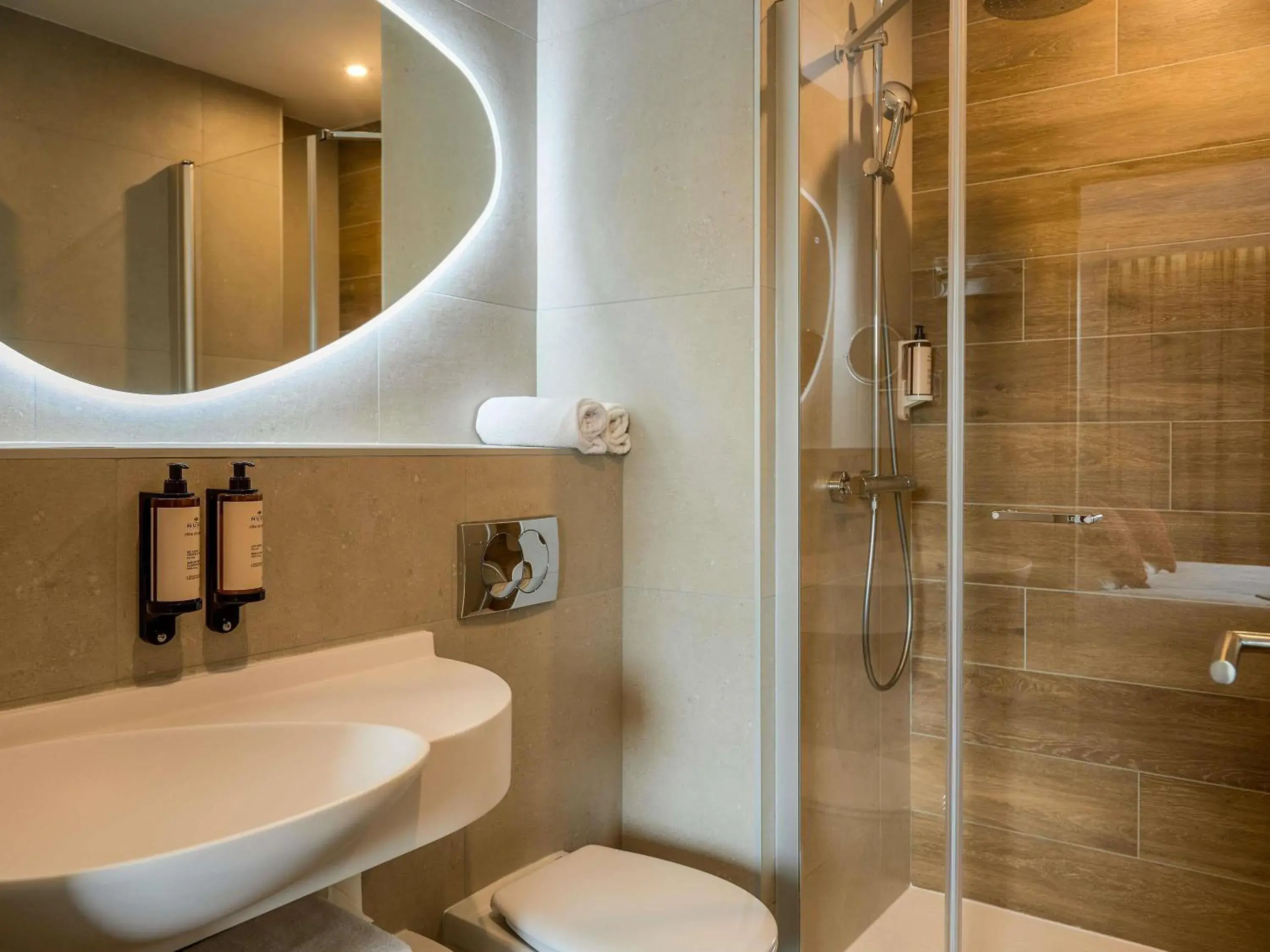 Property building in Mercure Aix-en-Provence La Duranne Gare TGV Property building in Mercure Aix-en-Provence La Duranne Gare TGV