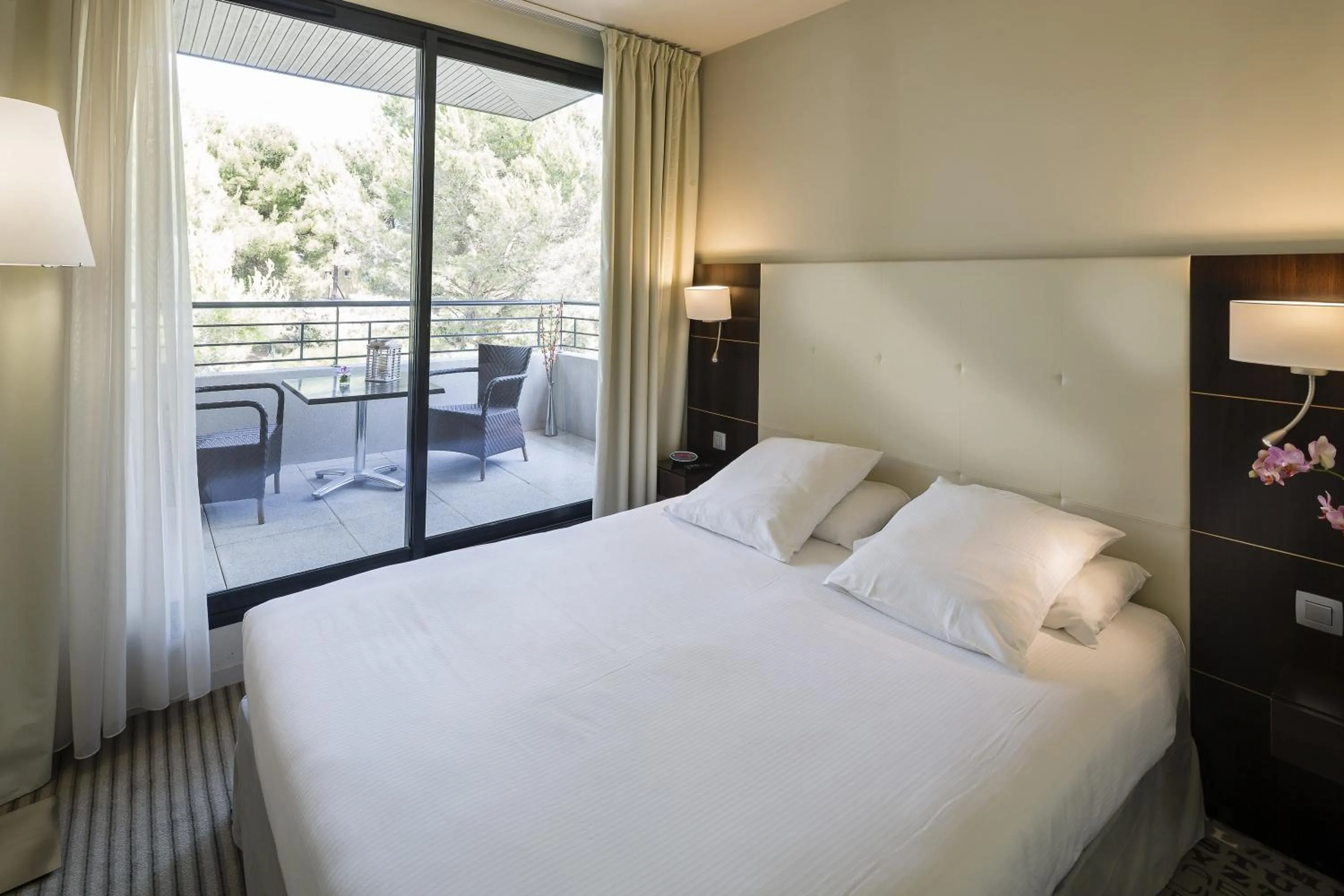 Balcony/Terrace, Bed in Mercure Aix-en-Provence La Duranne Gare TGV